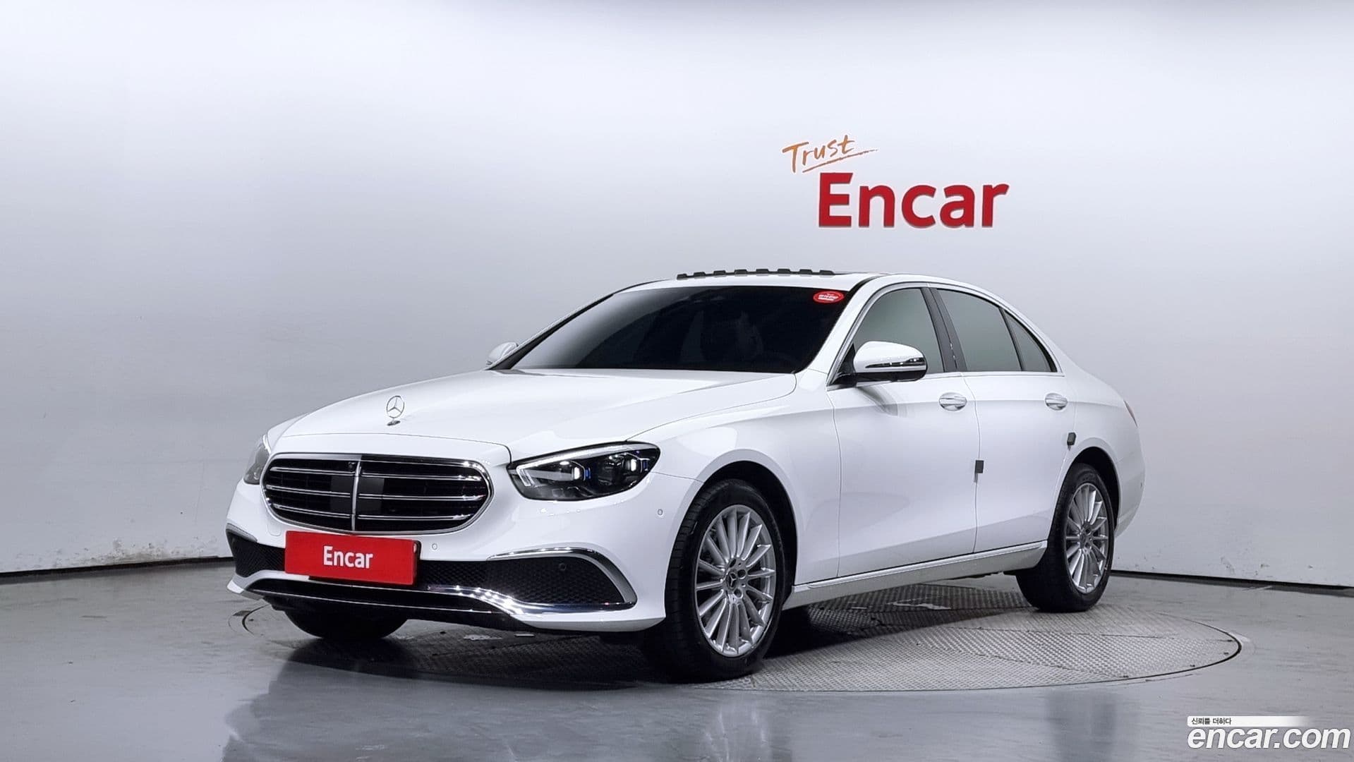 Main__Slider__Photo:E-Class Mercedes-Benz 2023.9-0