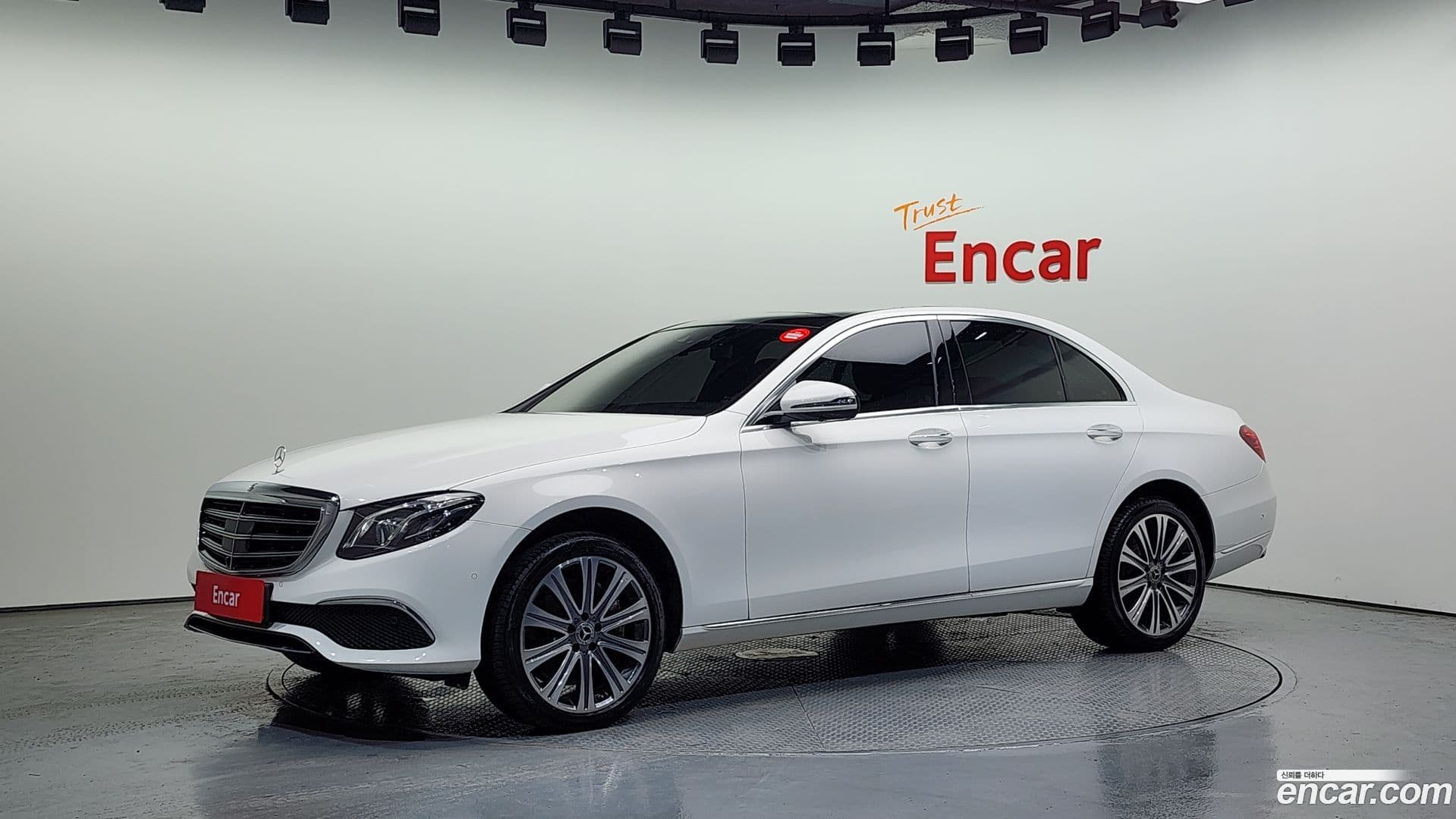 Main__Slider__Photo:E-Class Mercedes-Benz 2020.8-0