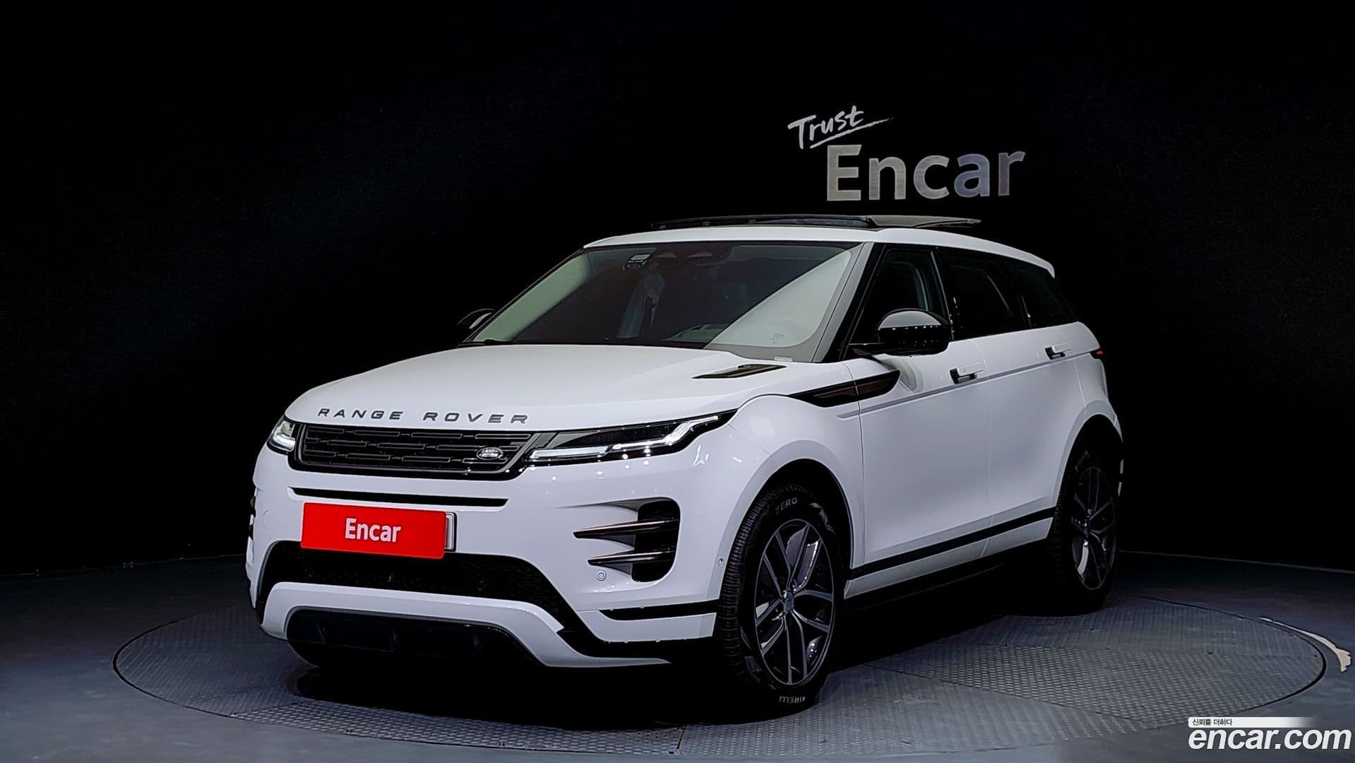 Main__Slider__Photo:Range Rover Evoque Land Rover 2024.8-0