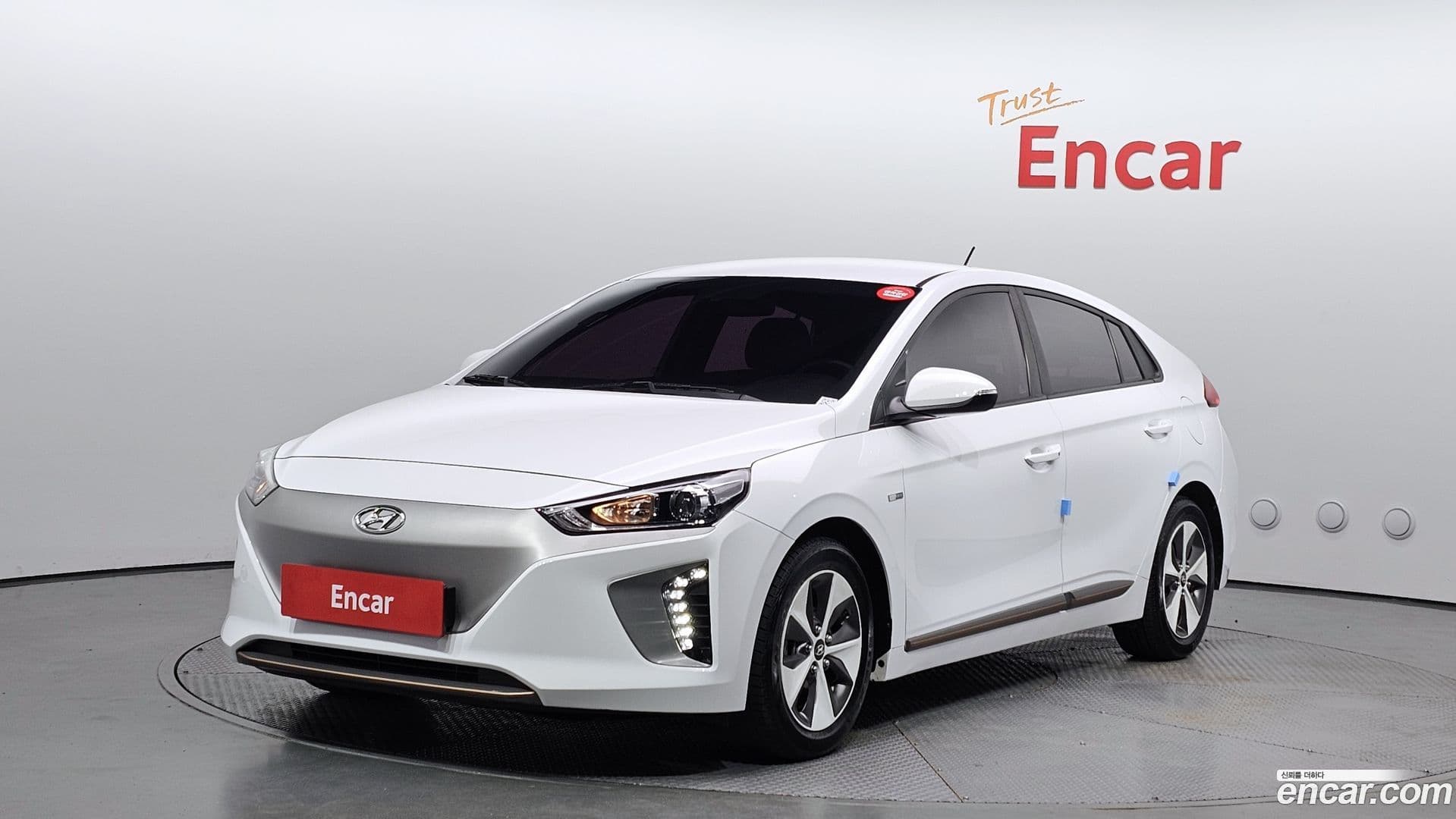Main__Slider__Photo:Ioniq Hyundai 2017.11-0