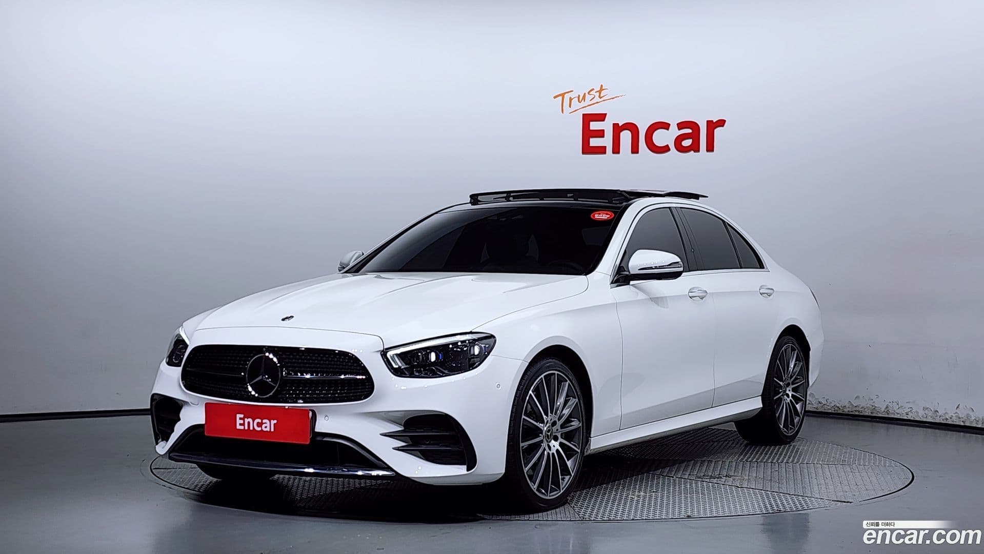 Main__Slider__Photo:E-Class Mercedes-Benz 2020.10-0