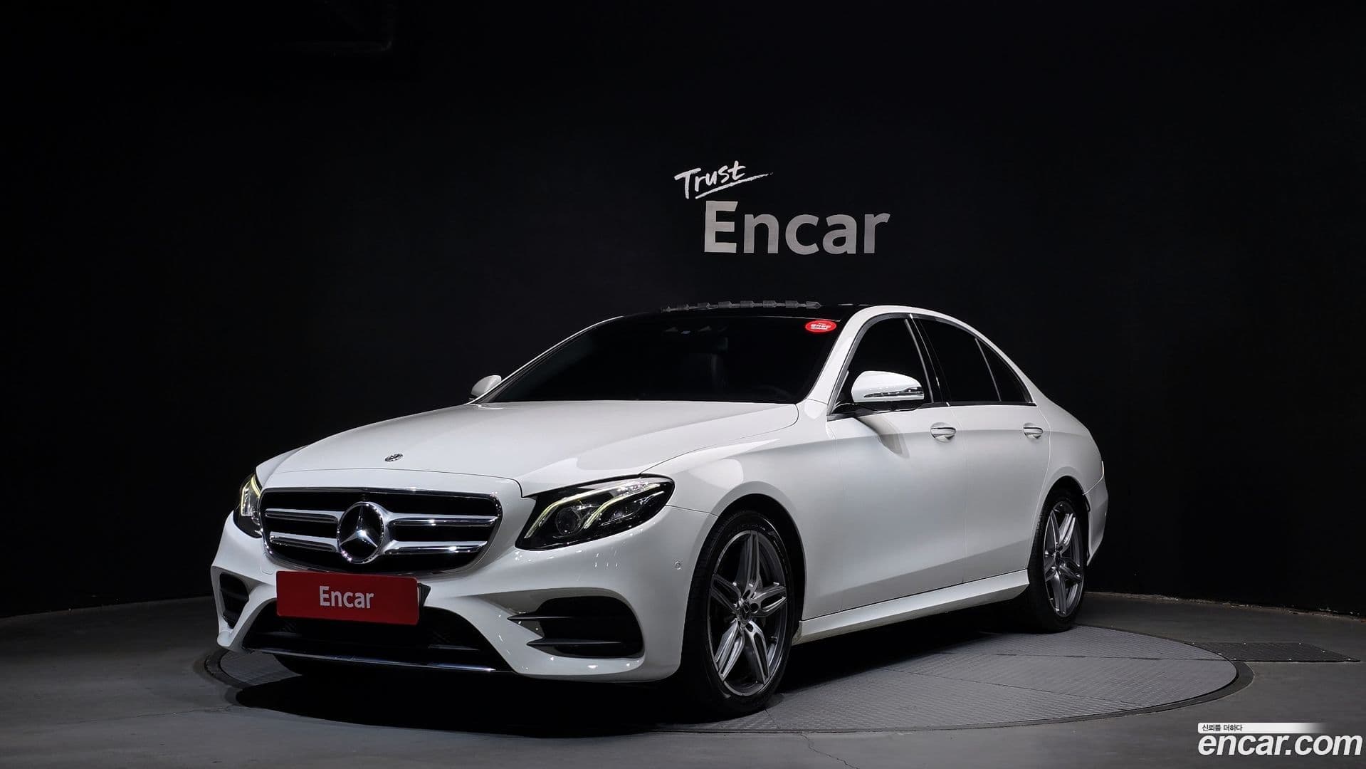 Main__Slider__Photo:E-Class Mercedes-Benz 2018.8-0