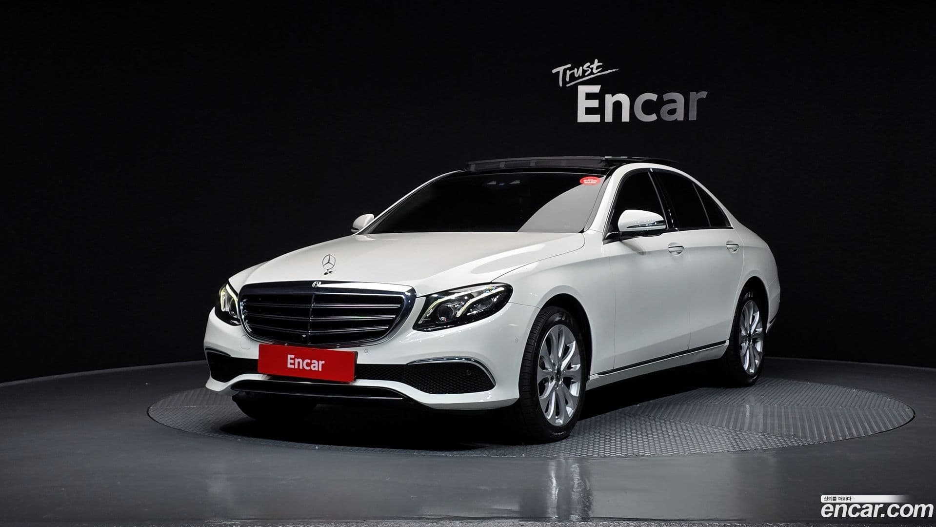 Main__Slider__Photo:E-Class Mercedes-Benz 2019.1-0