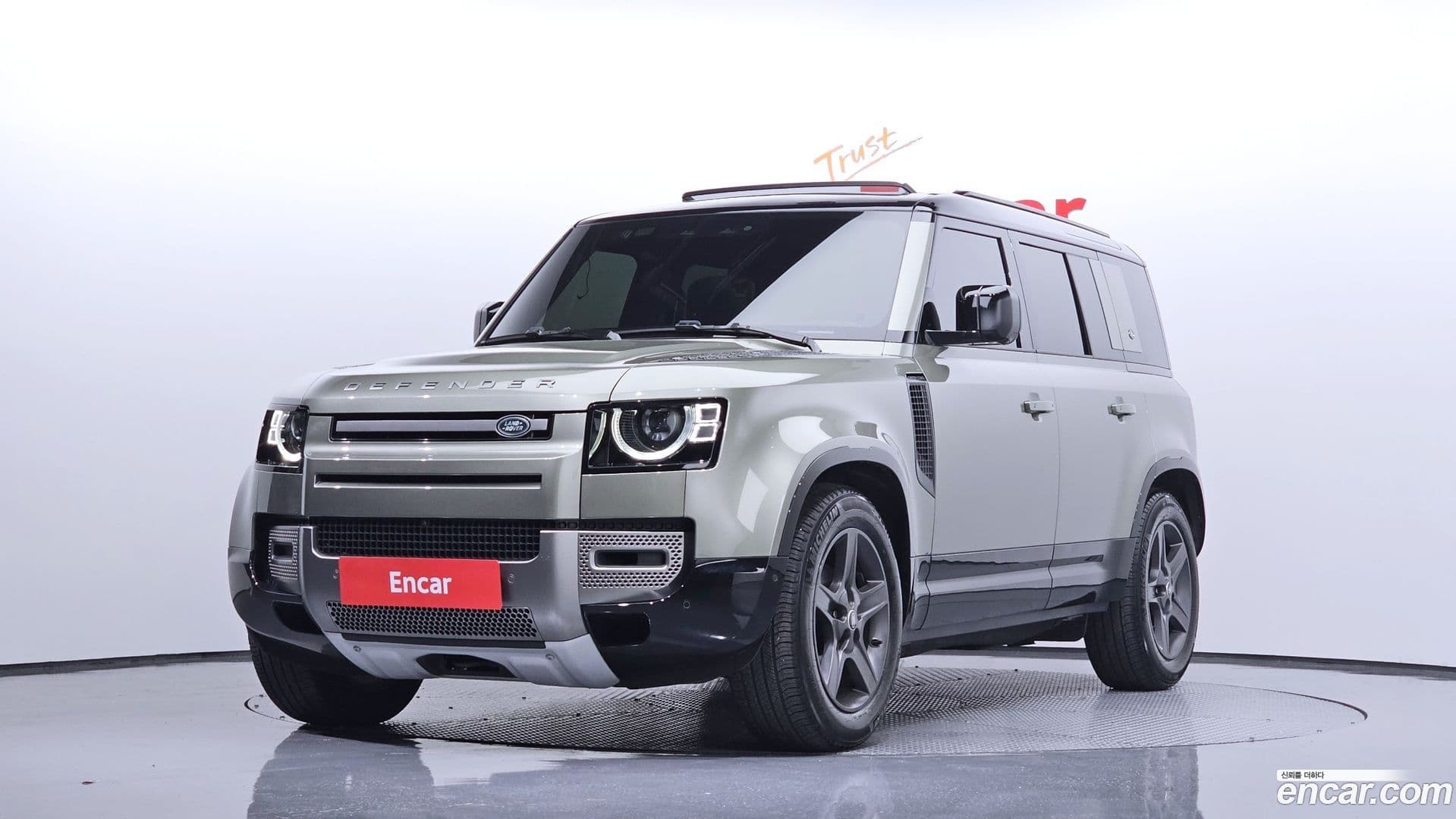Main__Slider__Photo:Defender Land Rover 2024.8-0