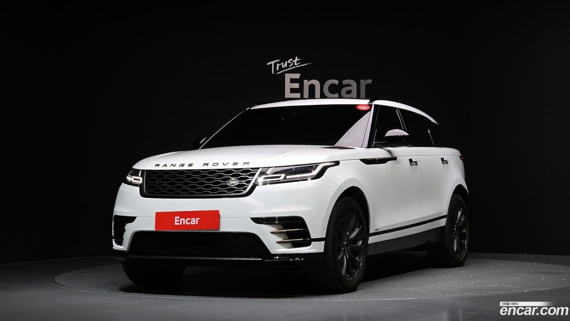 Main__Slider__Photo:Range Rover Velar Land Rover 2020.11-0