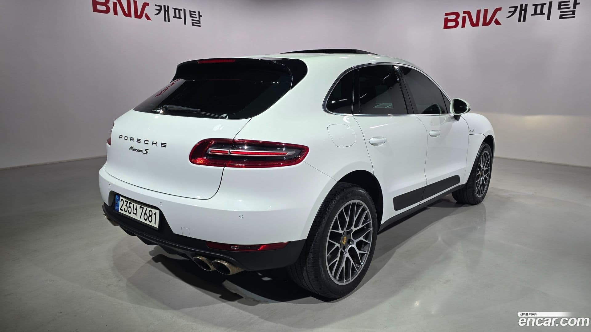 Main__Slider__Photo:Macan Porsche 2017.11-0