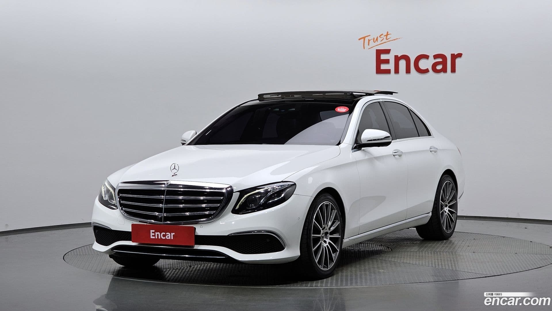 Main__Slider__Photo:E-Class Mercedes-Benz 2016.10-0