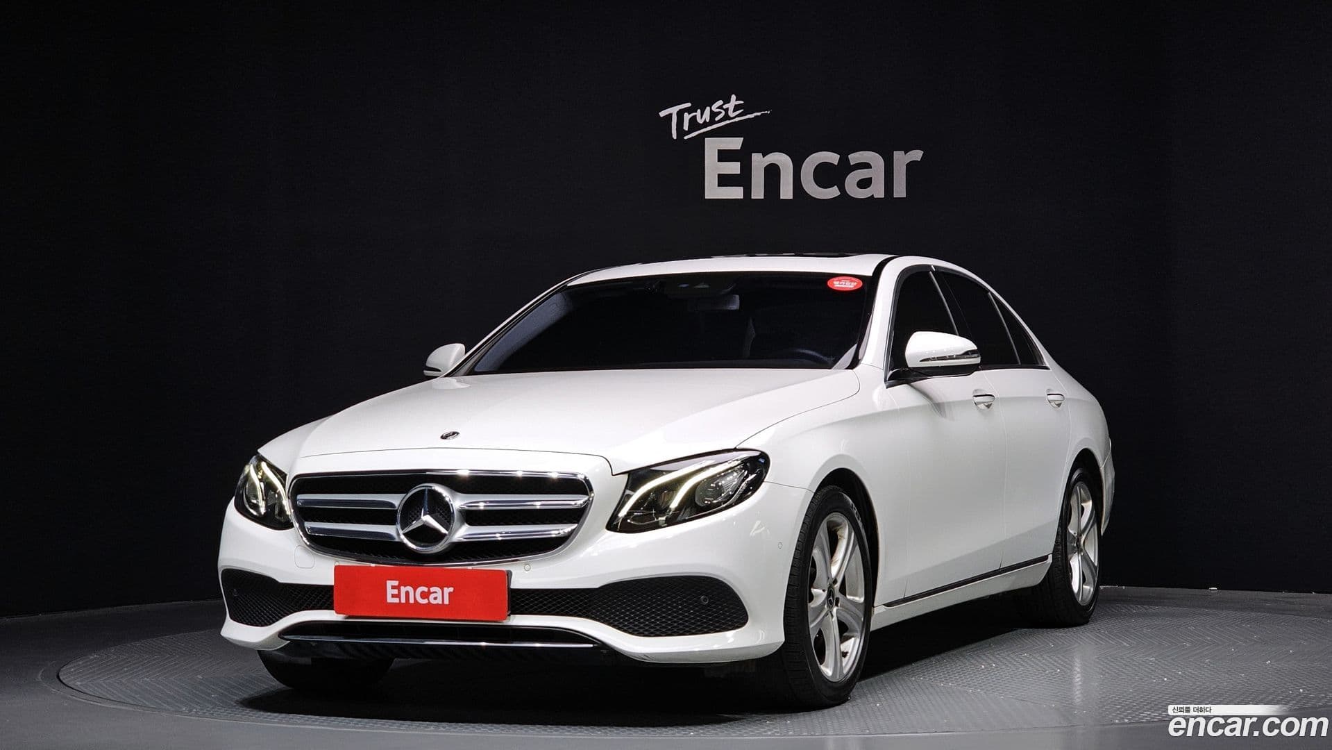 Main__Slider__Photo:E-Class Mercedes-Benz 2017.10-0