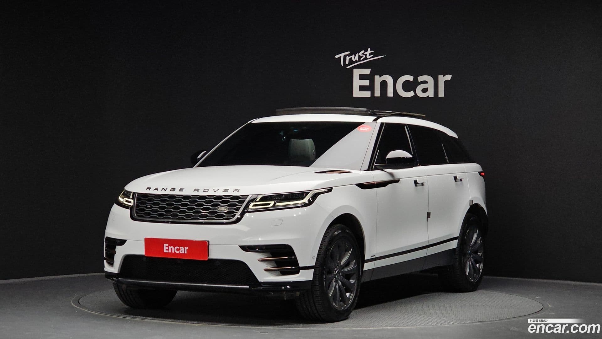 Main__Slider__Photo:Range Rover Velar Land Rover 2017.10-0