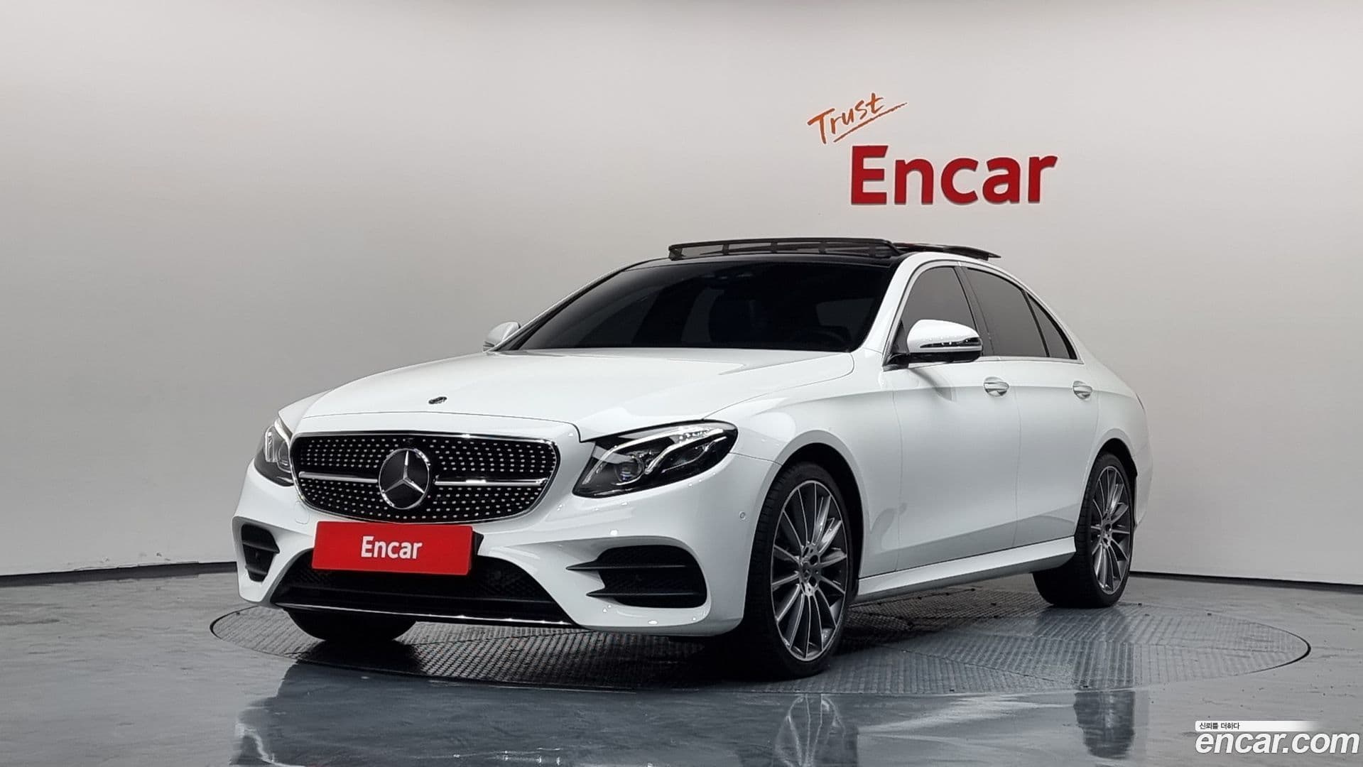 Main__Slider__Photo:E-Class Mercedes-Benz 2019.10-0