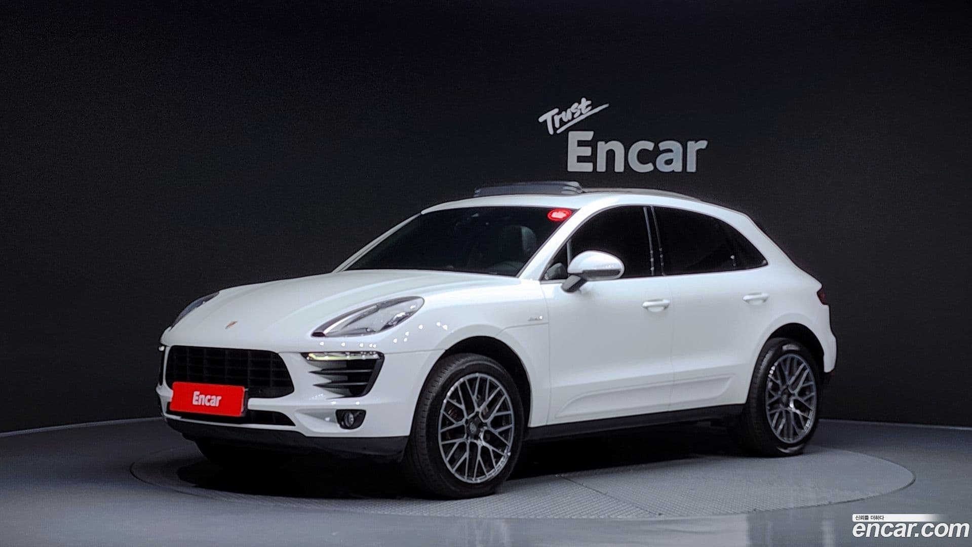 Main__Slider__Photo:Macan Porsche 2016.10-0