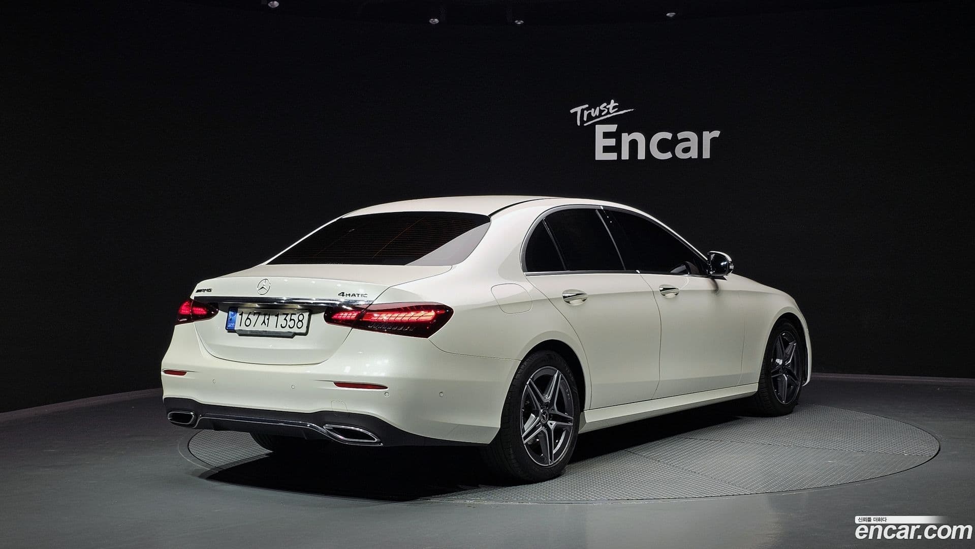 Main__Slider__Photo:E-Class Mercedes-Benz 2022.8-0