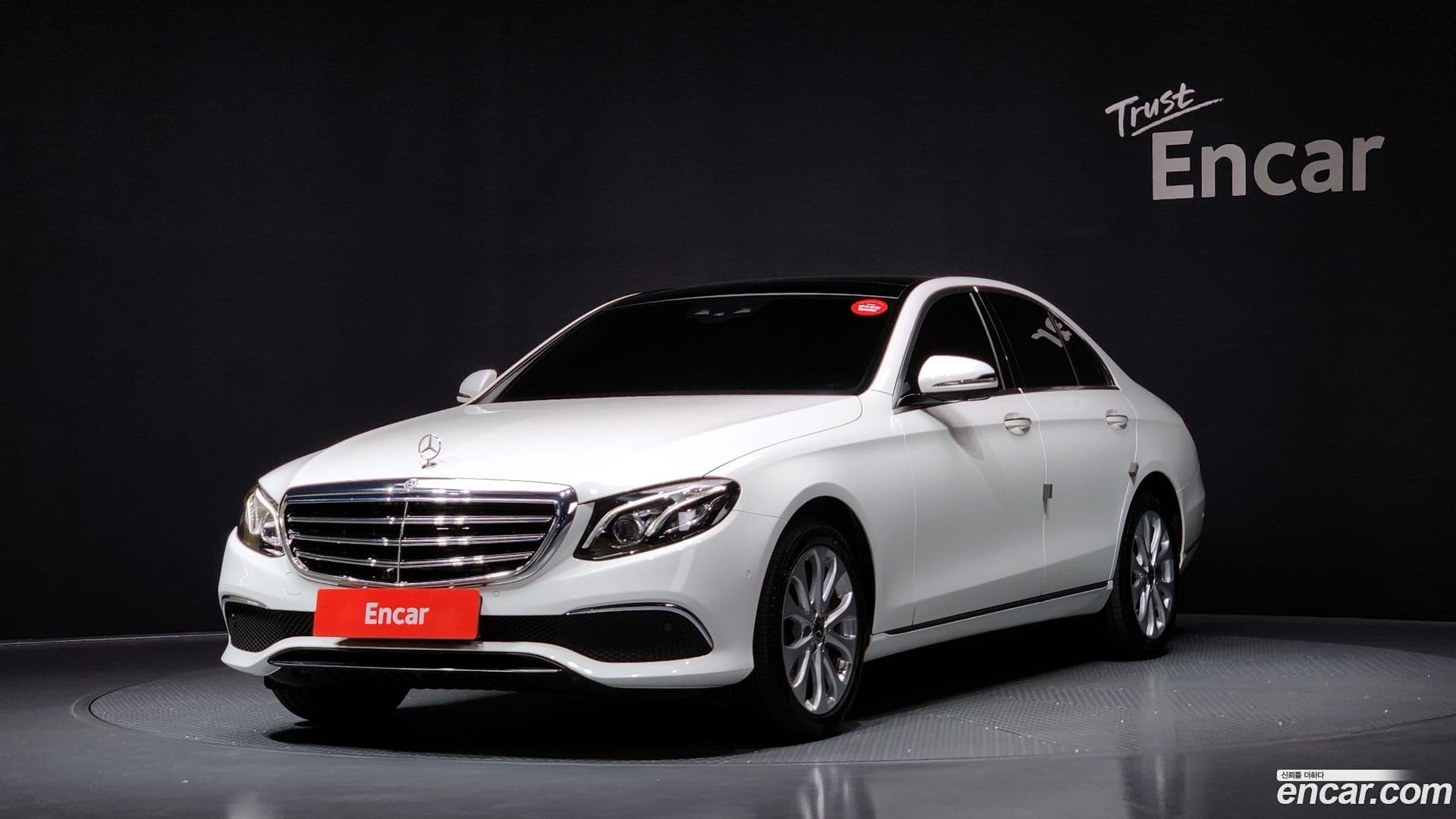 Main__Slider__Photo:E-Class Mercedes-Benz 2019.8-0