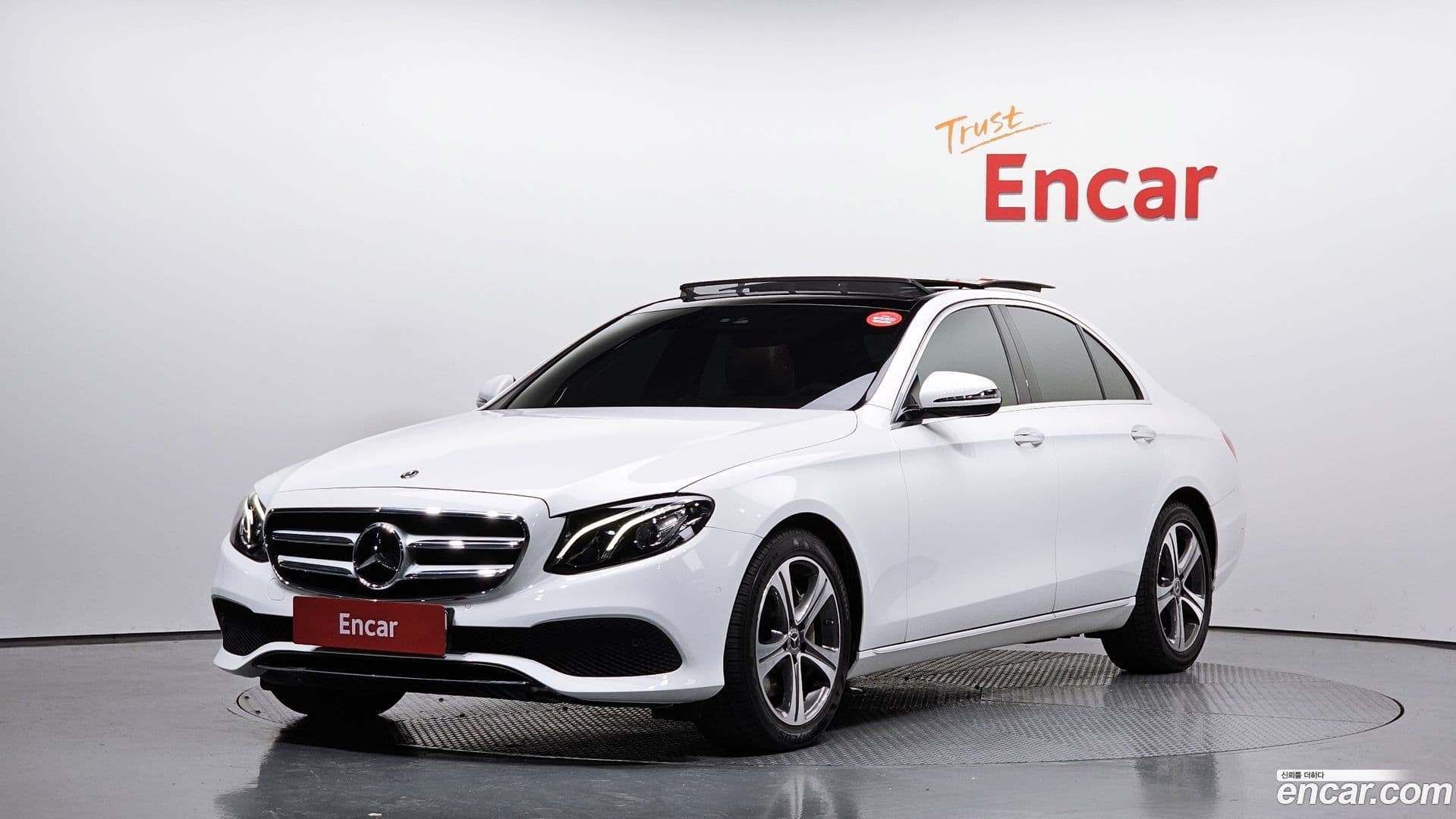 Main__Slider__Photo:E-Class Mercedes-Benz 2019.8-0