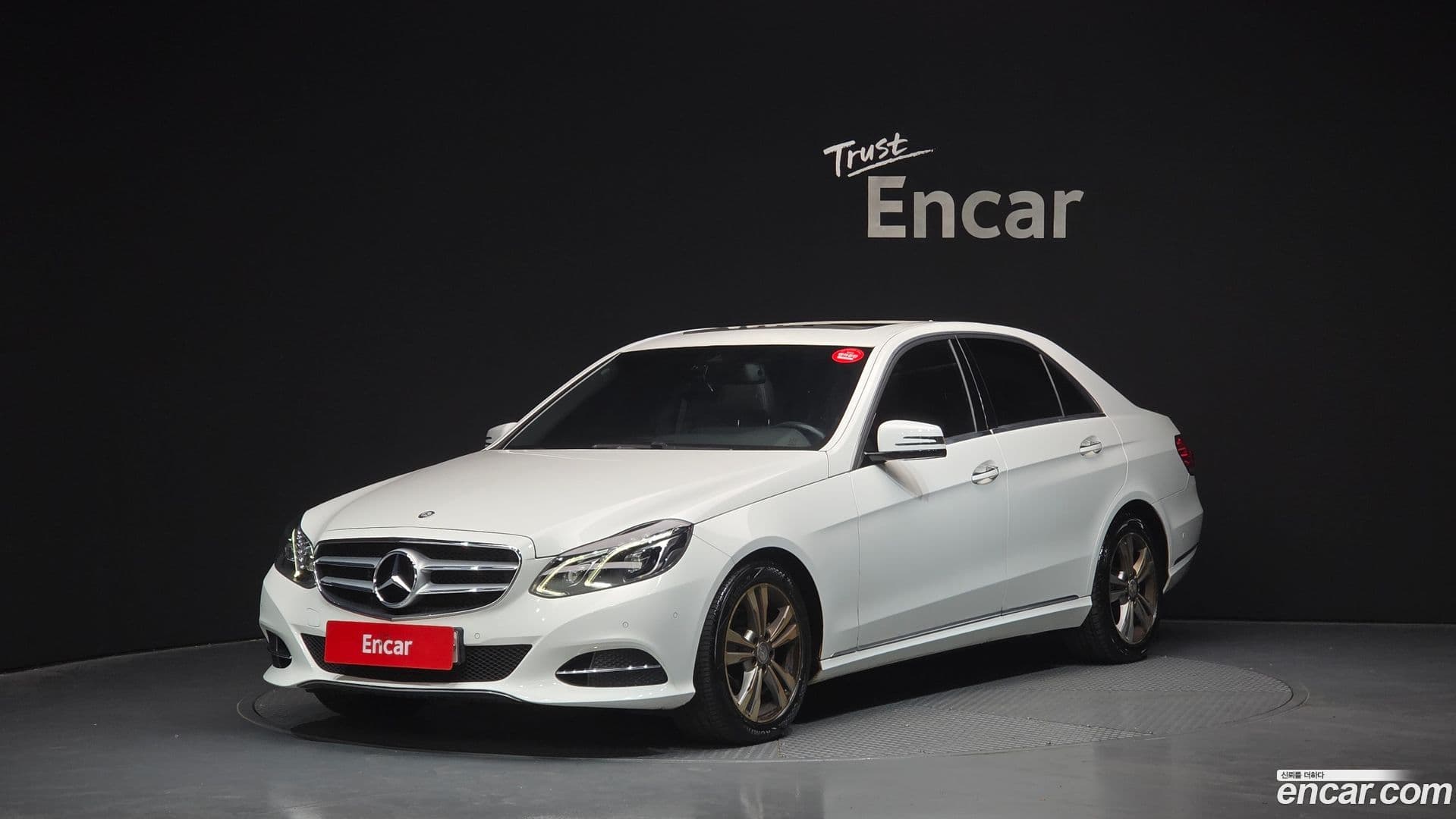 Main__Slider__Photo:E-Class Mercedes-Benz 2015.8-0