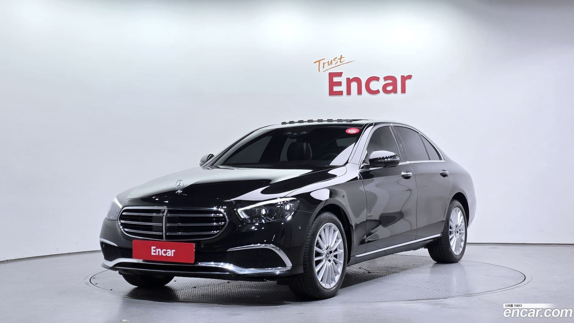 Main__Slider__Photo:E-Class Mercedes-Benz 2023.6-0