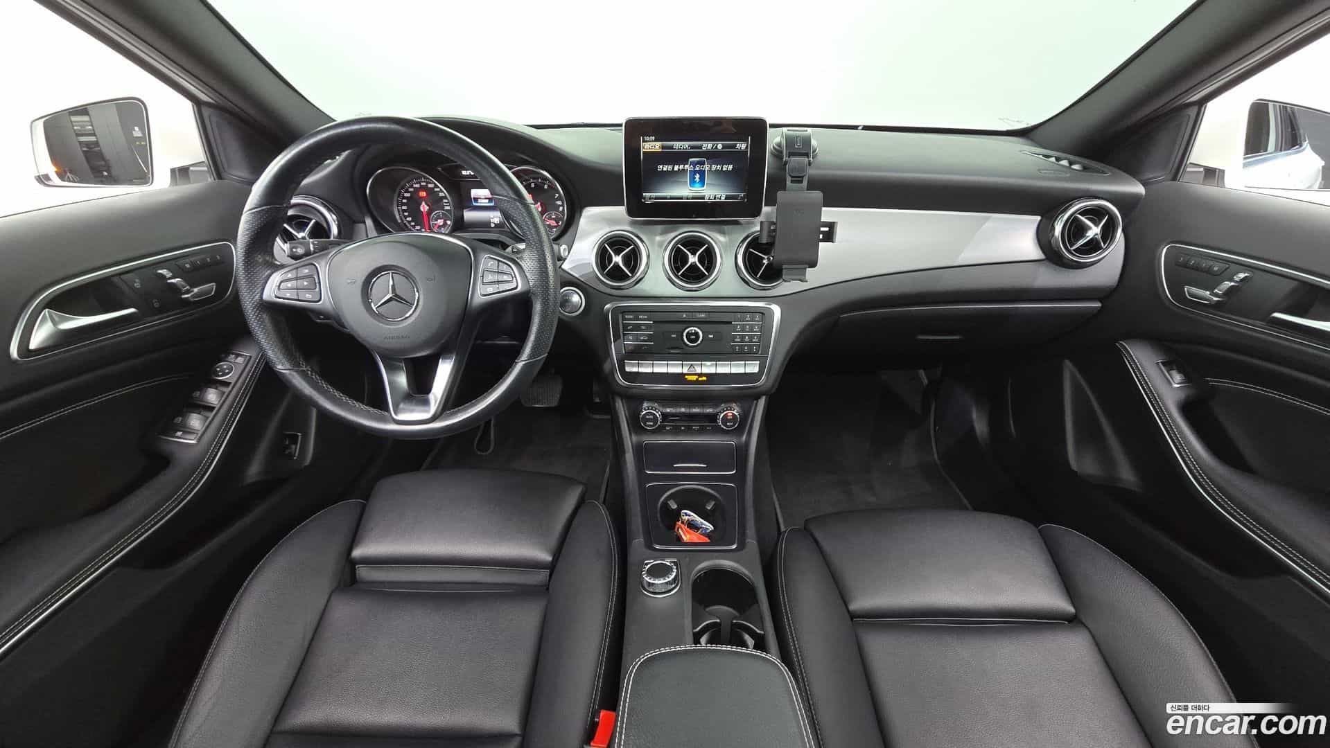 GLA-Class Mercedes-Benz 2018.10-INNER-007