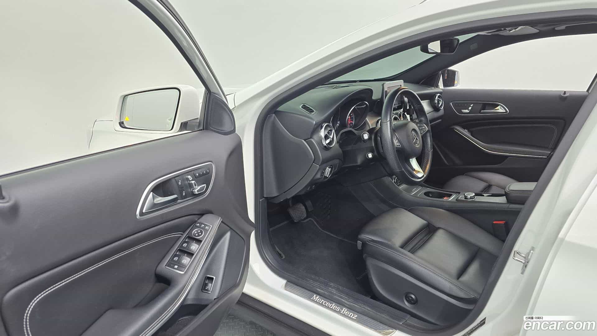GLA-Class Mercedes-Benz 2018.10-INNER-010