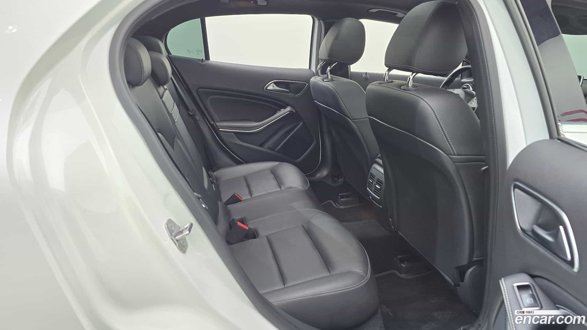 GLA-Class Mercedes-Benz 2018.10-OPTION-016
