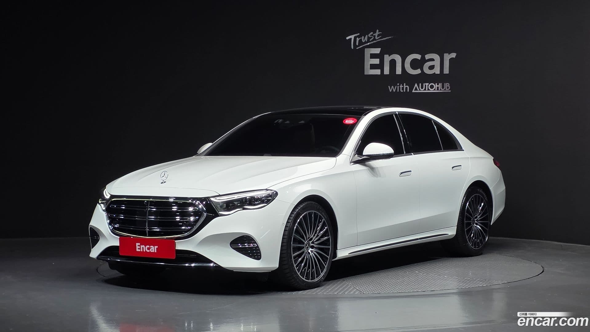 Main__Slider__Photo:E-Class Mercedes-Benz 2024.9-0