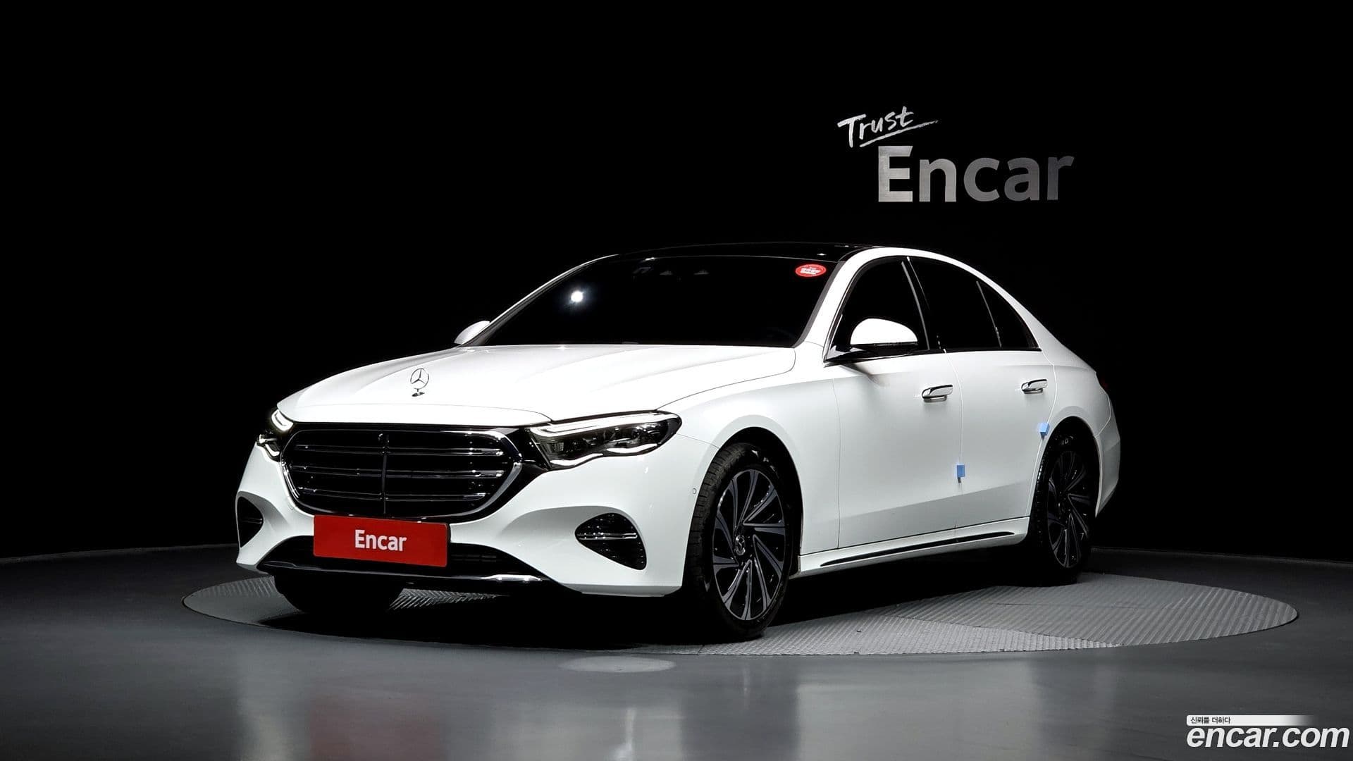 Main__Slider__Photo:E-Class Mercedes-Benz 2024.11-0