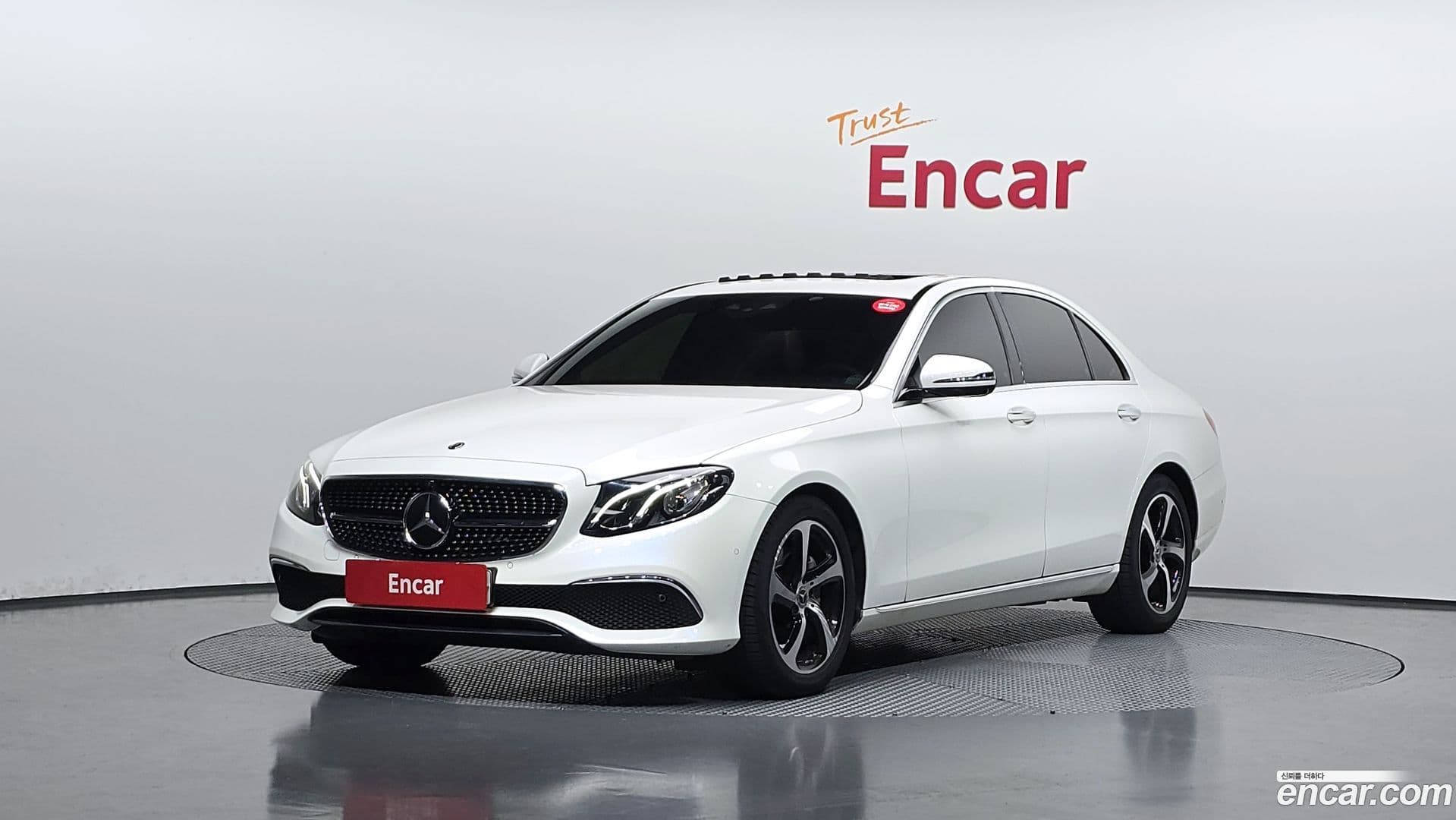 Main__Slider__Photo:E-Class Mercedes-Benz 2020.0-0