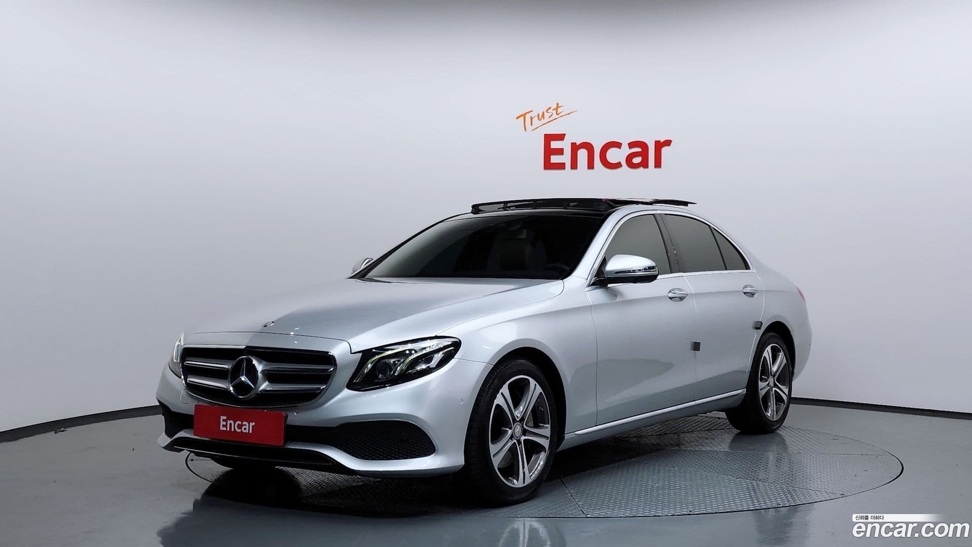 Main__Slider__Photo:E-Class Mercedes-Benz 2016.9-0