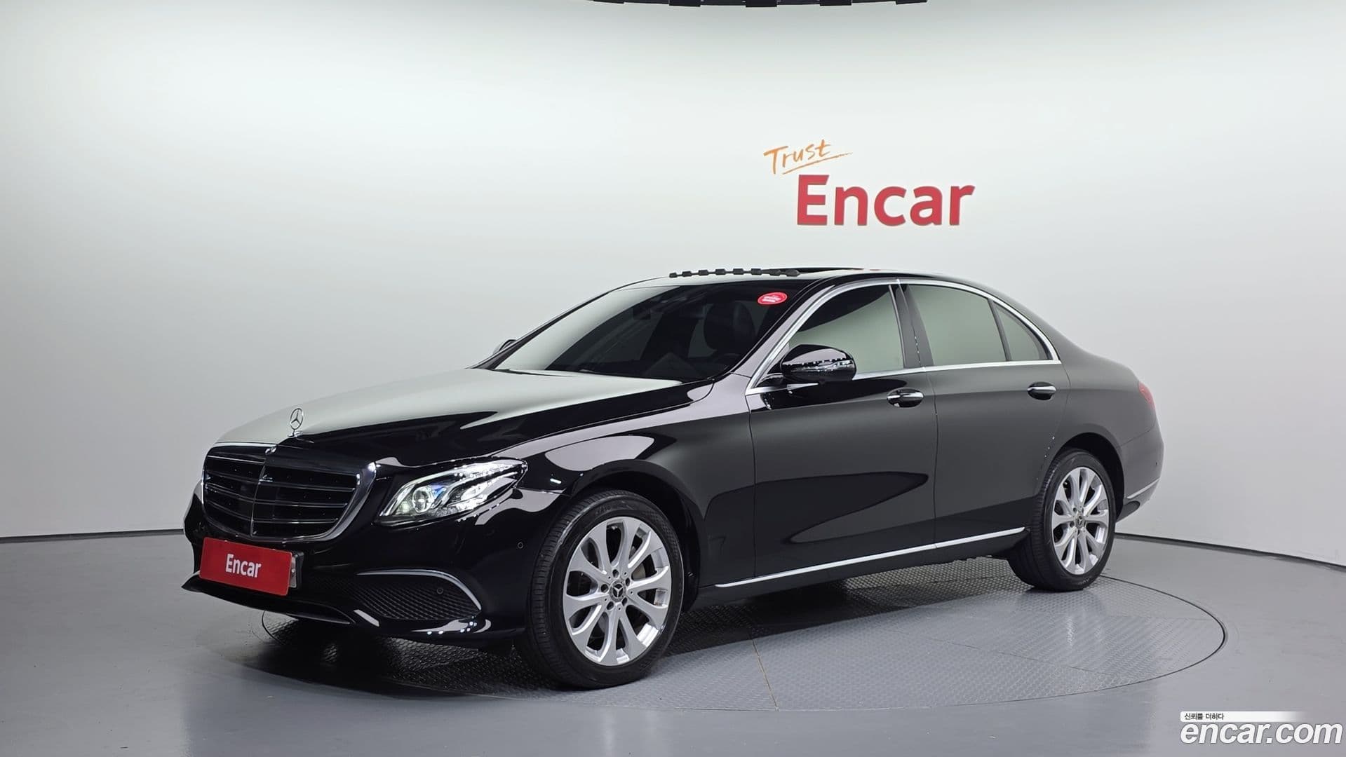 Main__Slider__Photo:E-Class Mercedes-Benz 2020.7-0
