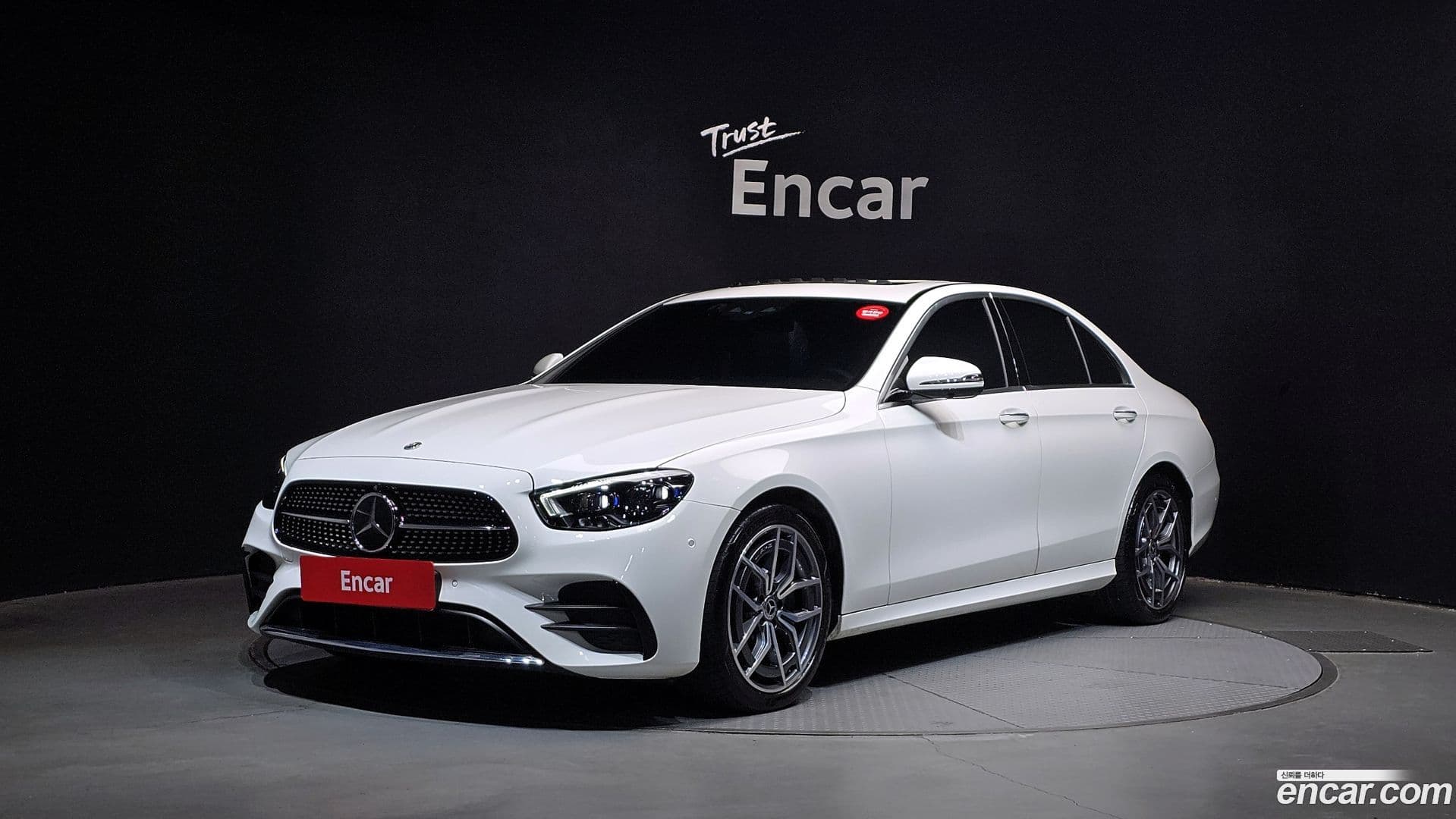 Main__Slider__Photo:E-Class Mercedes-Benz 2023.8-0