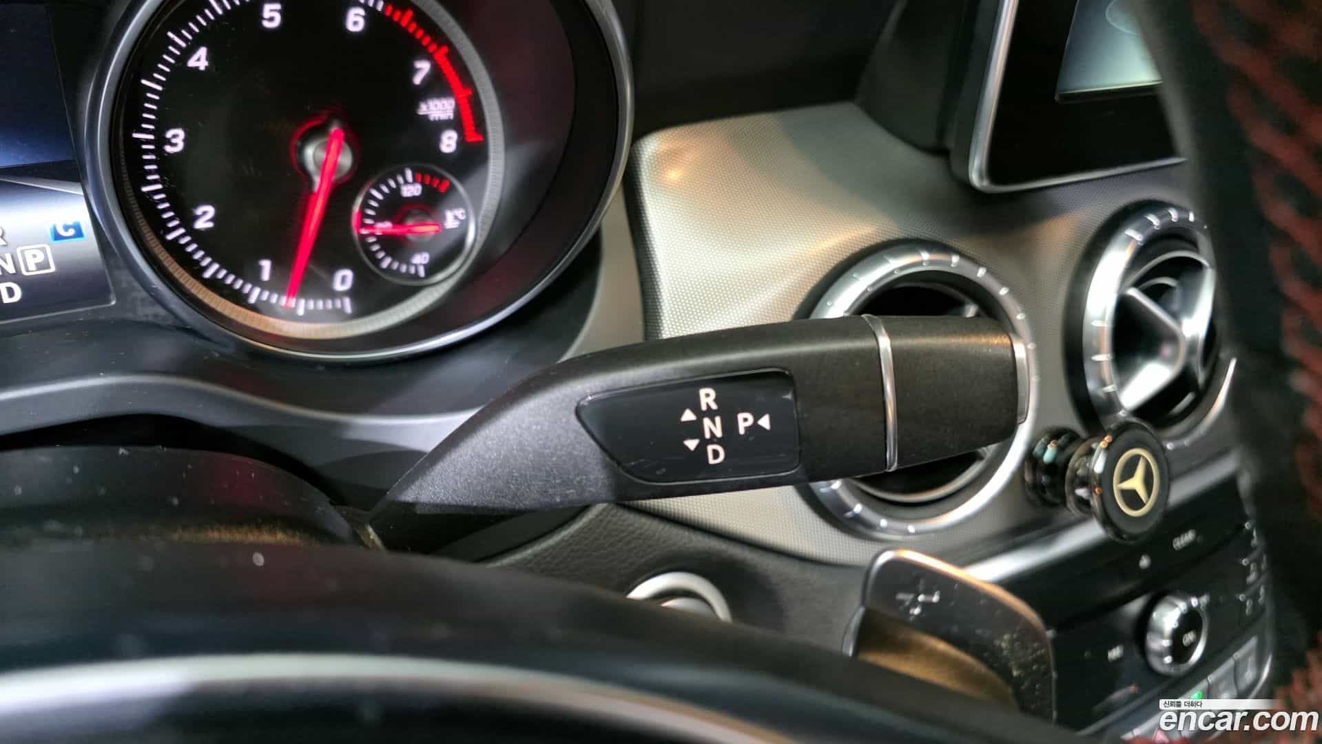 CLA-Class Mercedes-Benz 2017.10-INNER-009