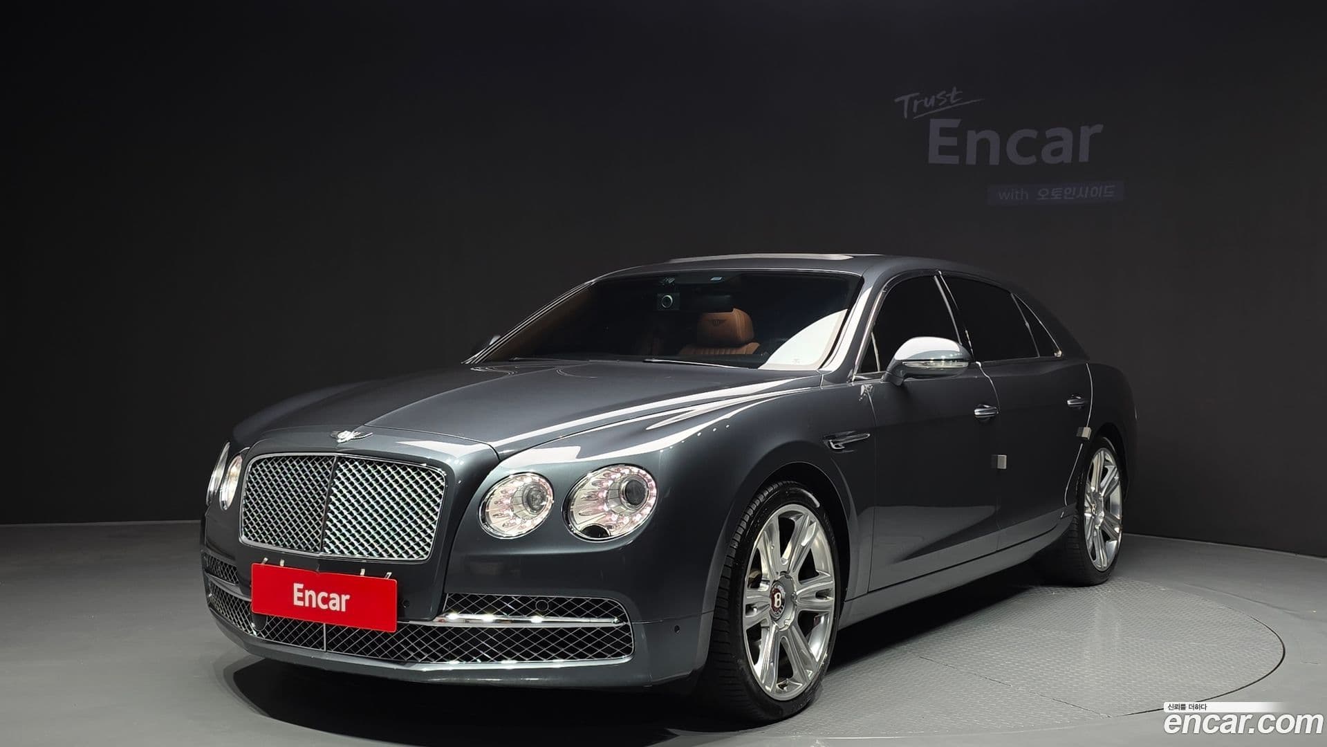 Main__Slider__Photo:Flying Spur Bentley 2018.8-0