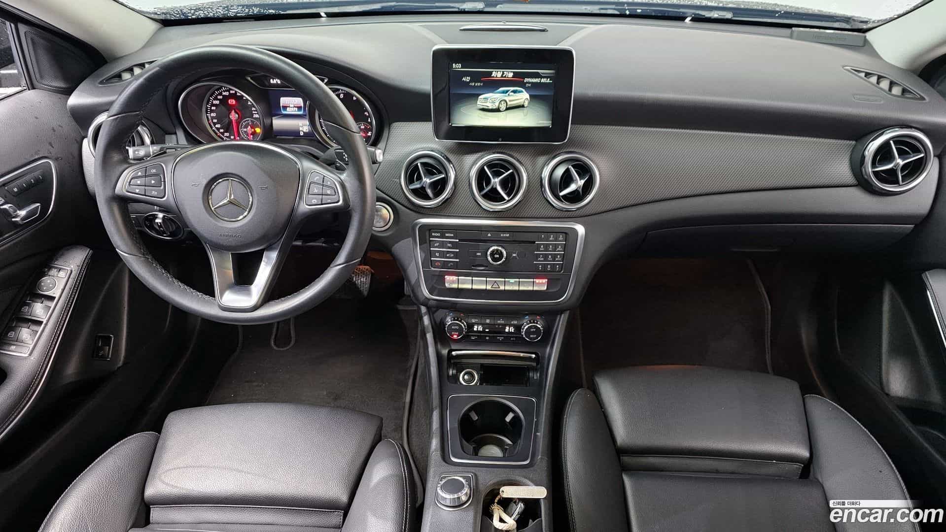 GLA-Class Mercedes-Benz 2017.10-INNER-007