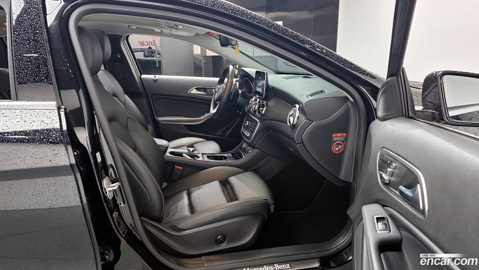 GLA-Class Mercedes-Benz 2017.10-INNER-010