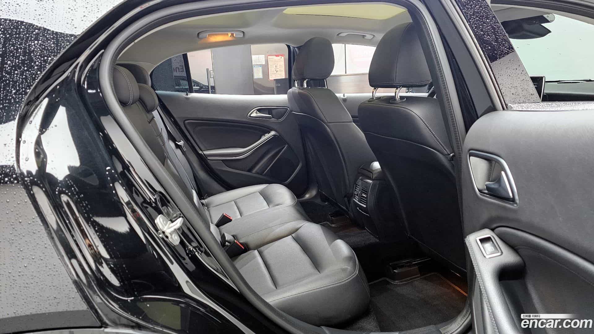 GLA-Class Mercedes-Benz 2017.10-OPTION-016