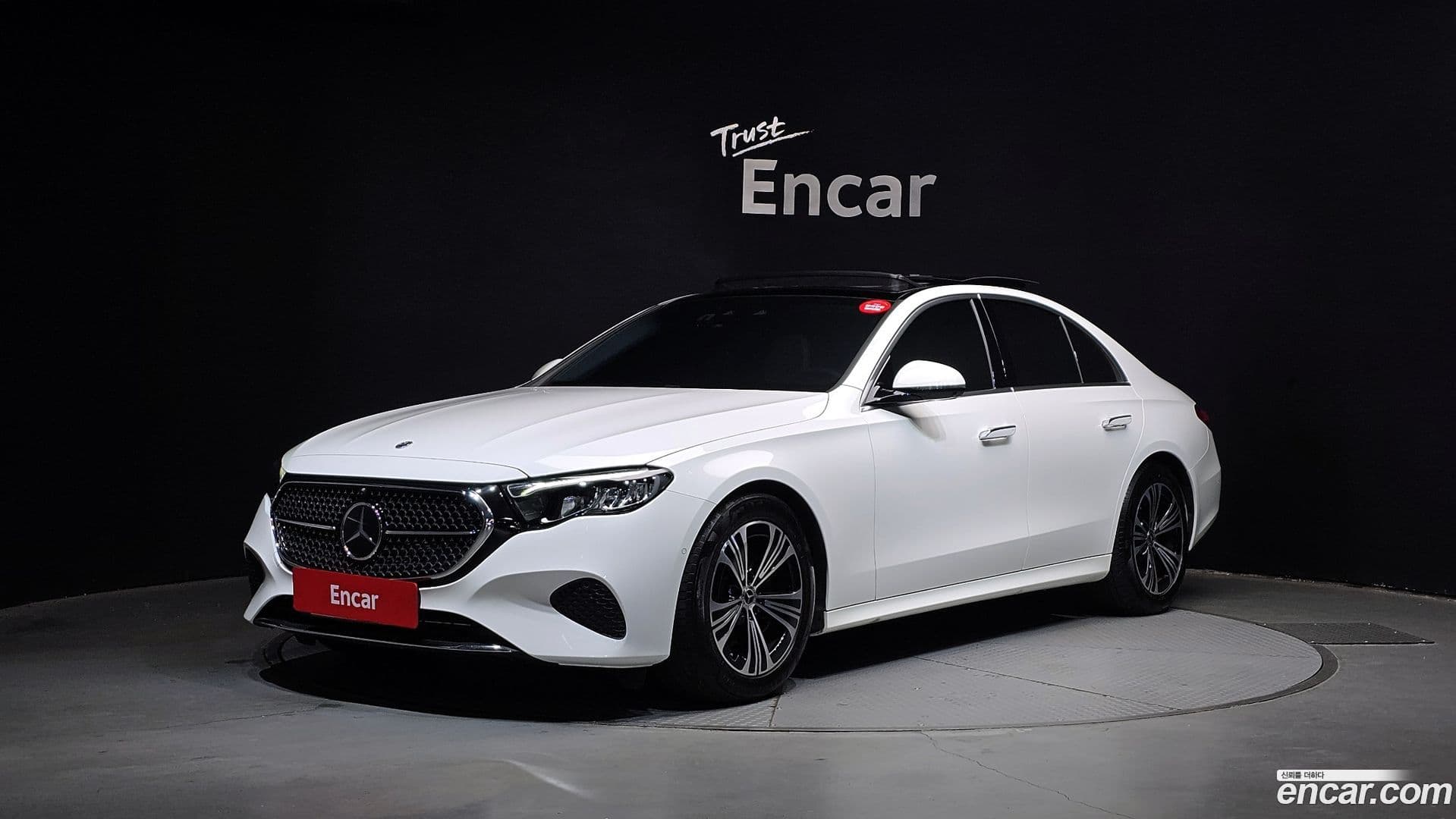 Main__Slider__Photo:E-Class Mercedes-Benz 2024.8-0