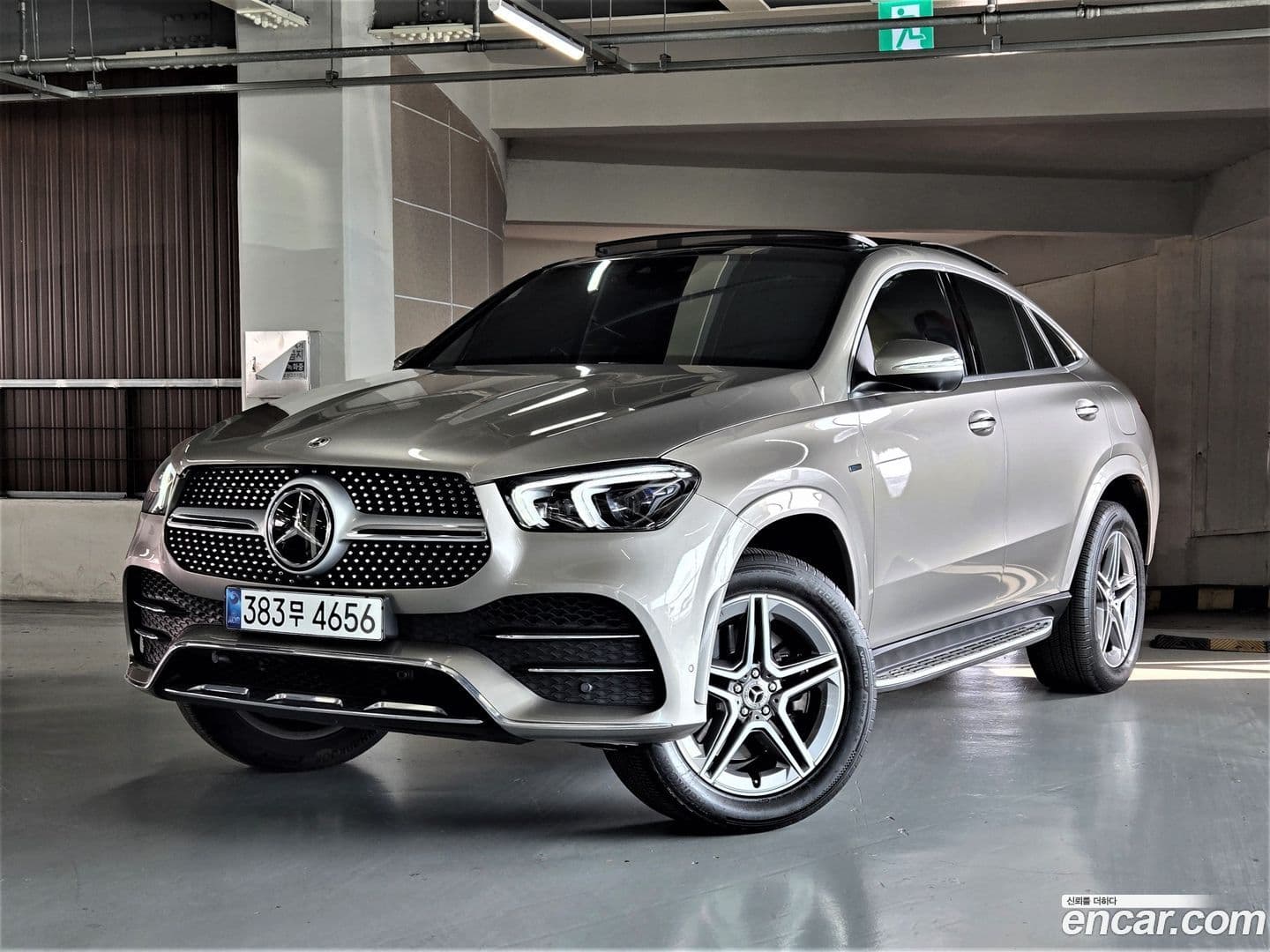 Main__Slider__Photo:GLE-Class Mercedes-Benz 2021.10-0
