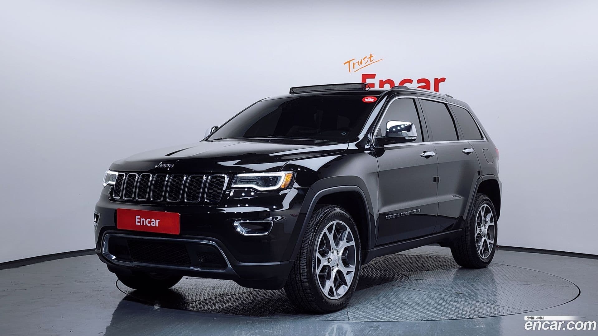 Main__Slider__Photo:Cherokee Jeep 2019.2-0