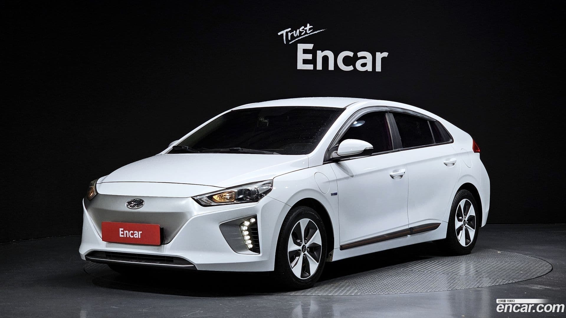 Main__Slider__Photo:Ioniq Hyundai 2016.10-0