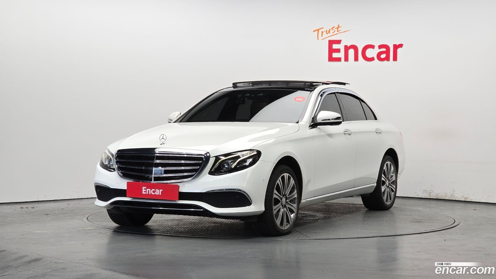Main__Slider__Photo:E-Class Mercedes-Benz 2017.3-0