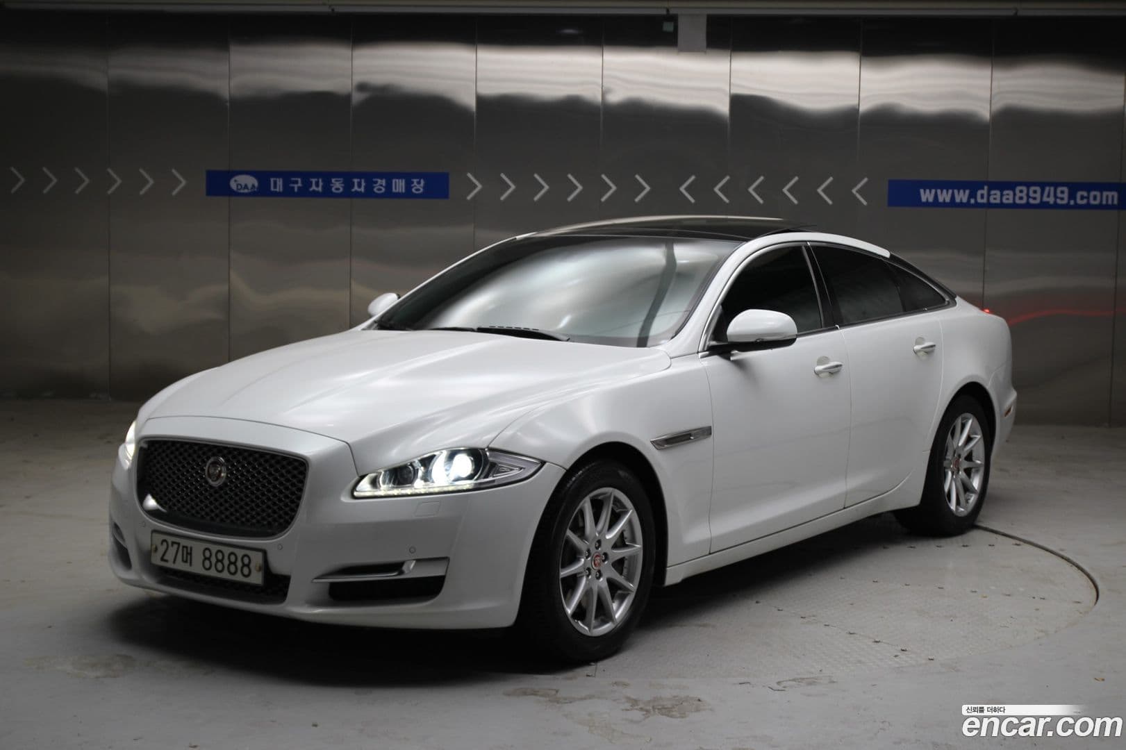 Main__Slider__Photo:XJ Jaguar 2016.10-0