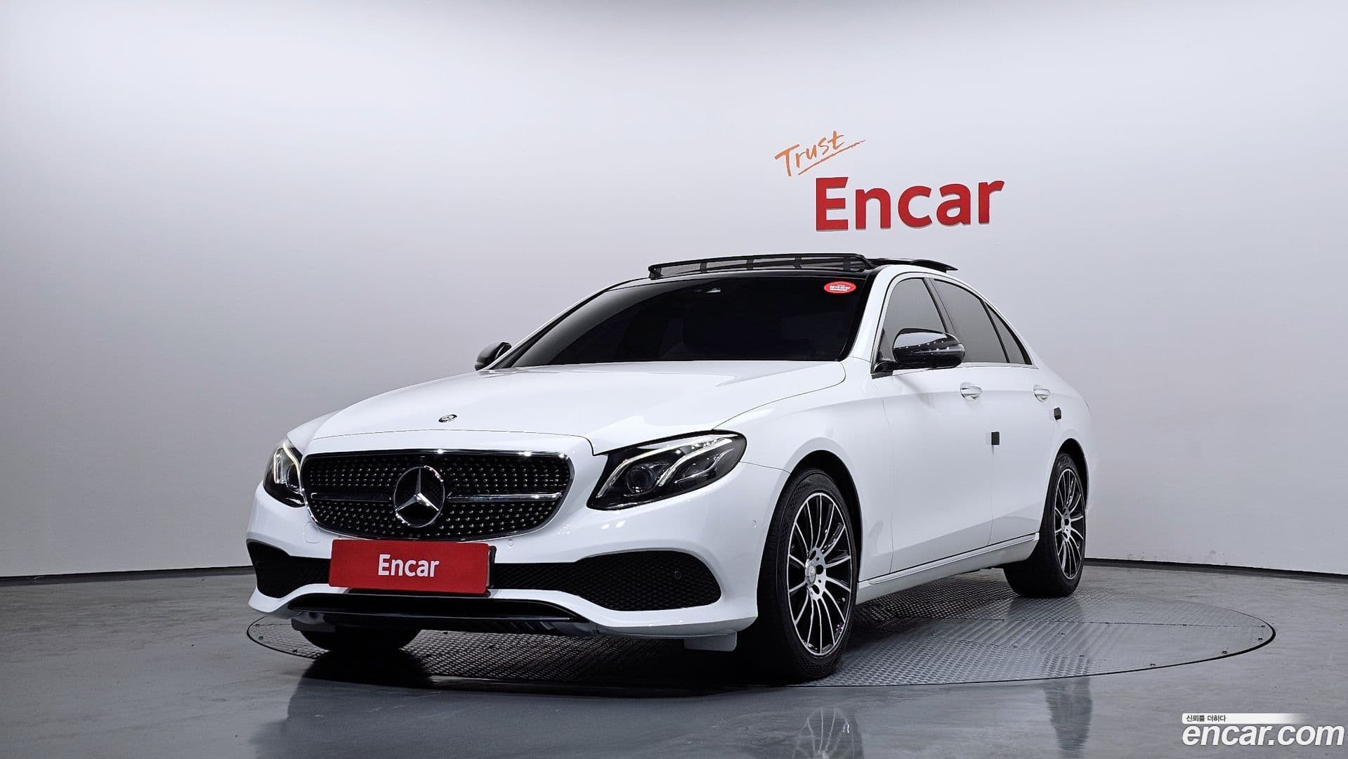 Main__Slider__Photo:E-Class Mercedes-Benz 2016.7-0