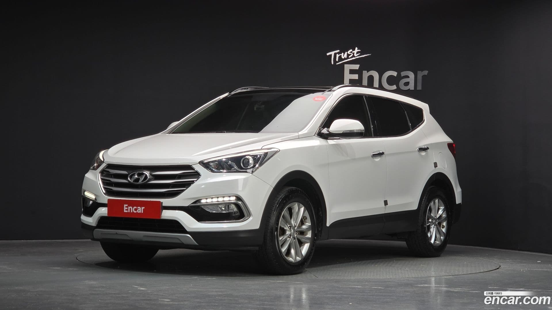 Main__Slider__Photo:Santafe Hyundai 2015.8-0
