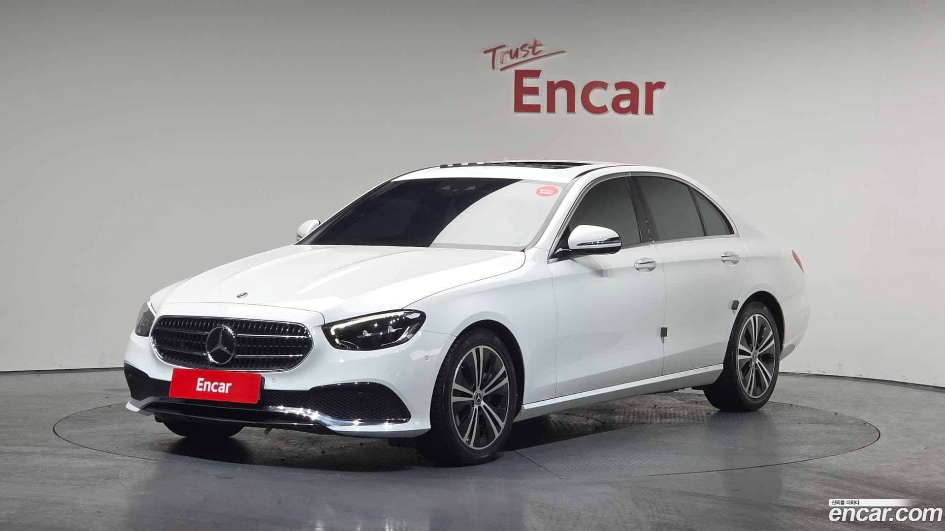 Main__Slider__Photo:E-Class Mercedes-Benz 2020.11-0