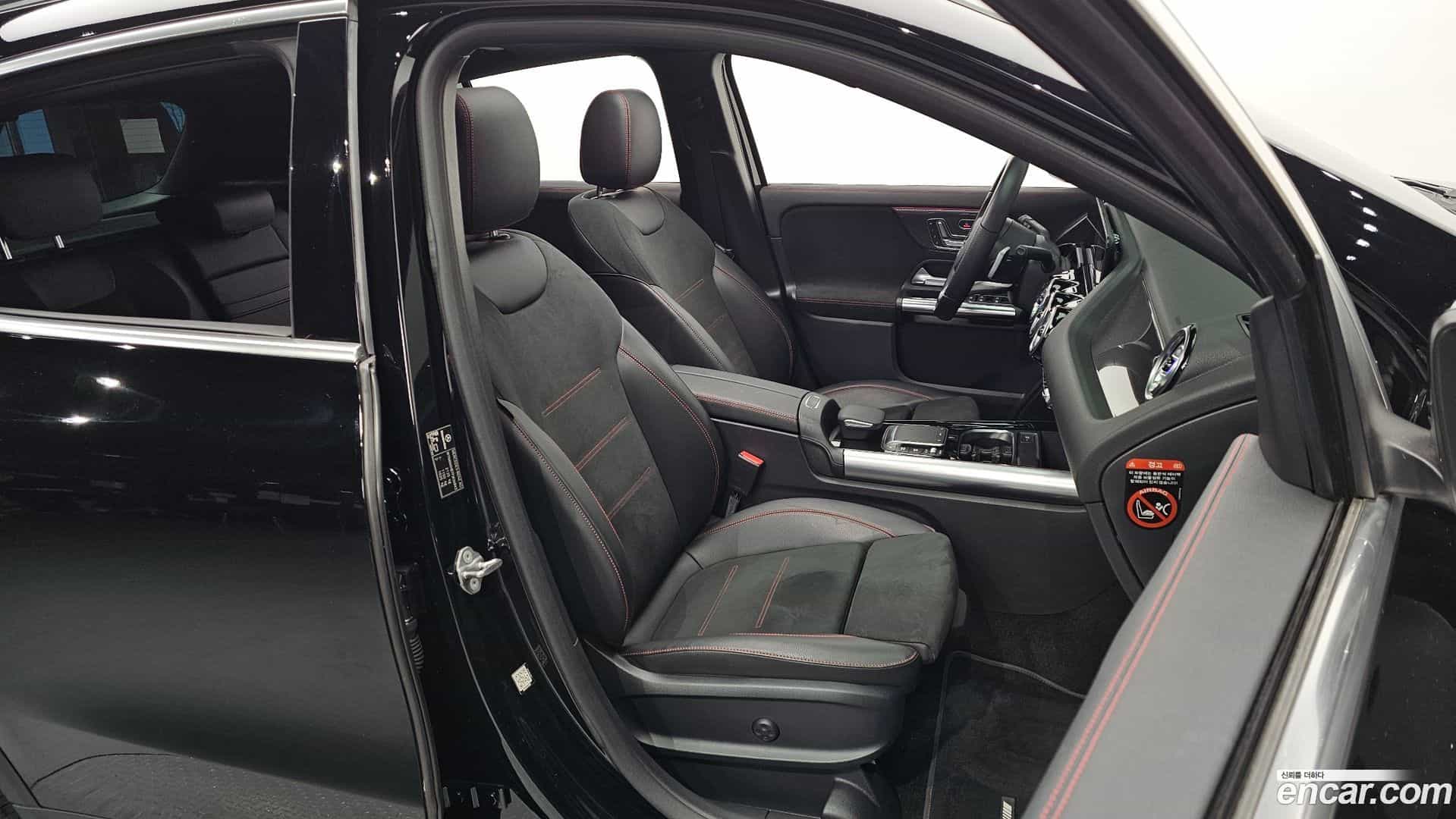 GLA-Class Mercedes-Benz 2022.11-INNER-010