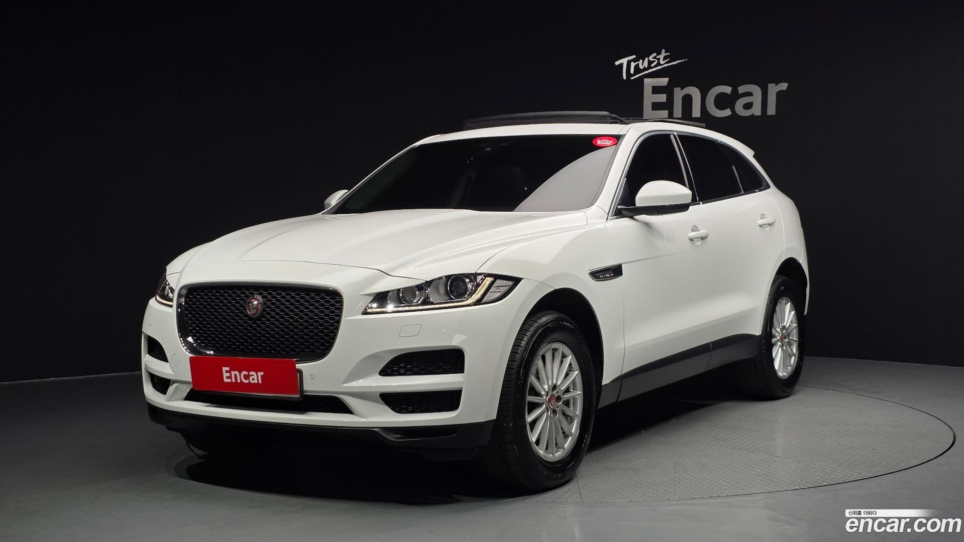 Main__Slider__Photo:F-PACE Jaguar 2018.0-0