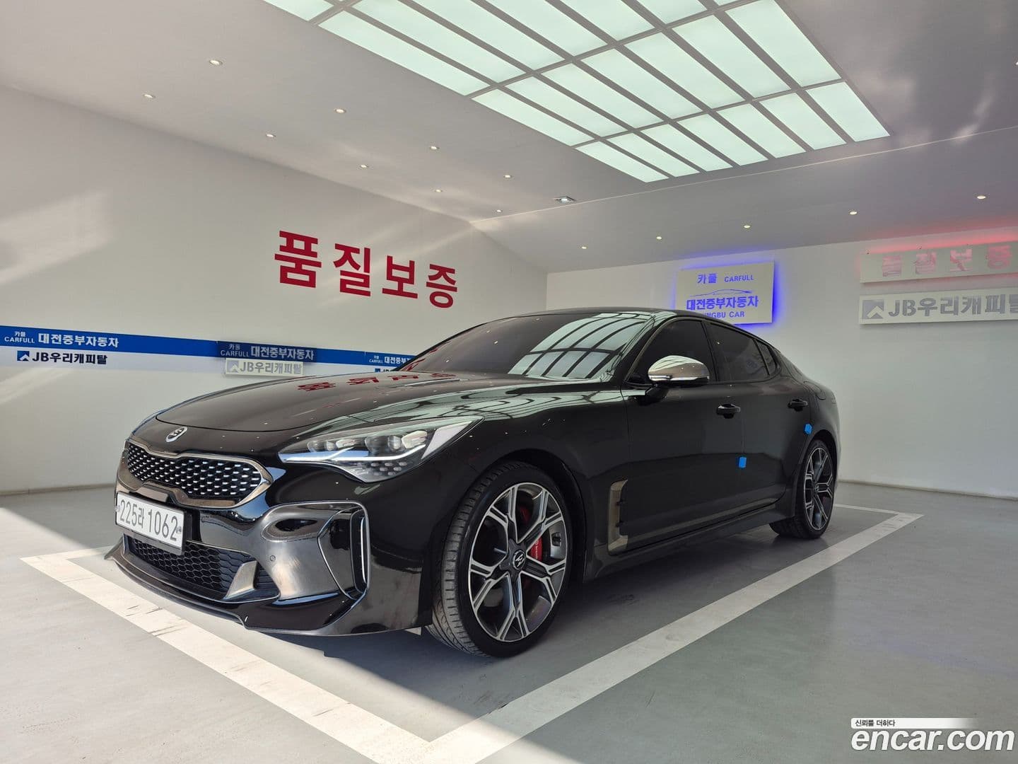 Main__Slider__Photo:Stinger Kia 2018.11-0