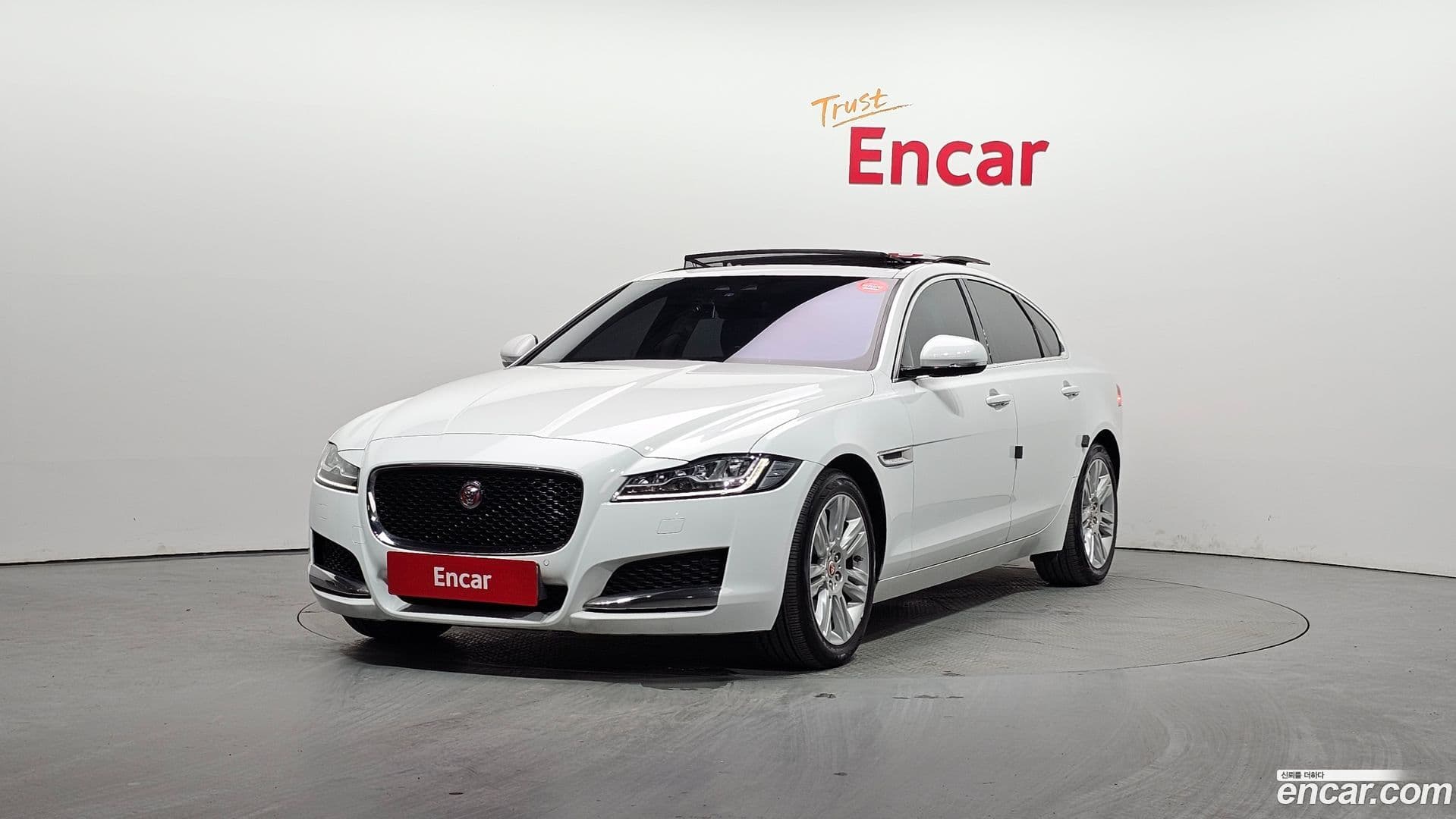 Main__Slider__Photo:XF Jaguar 2016.5-0