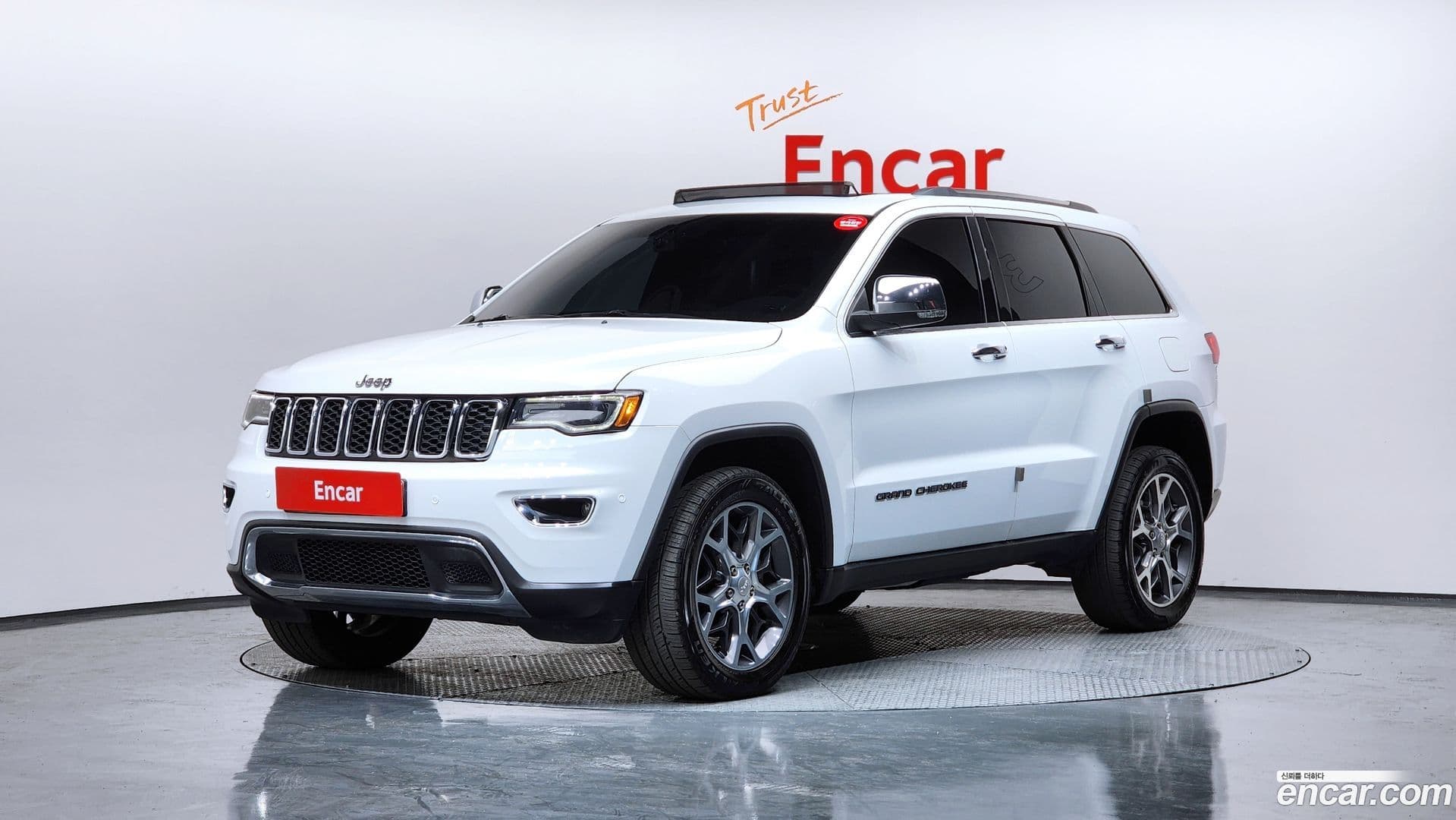 Main__Slider__Photo:Cherokee Jeep 2019.8-0