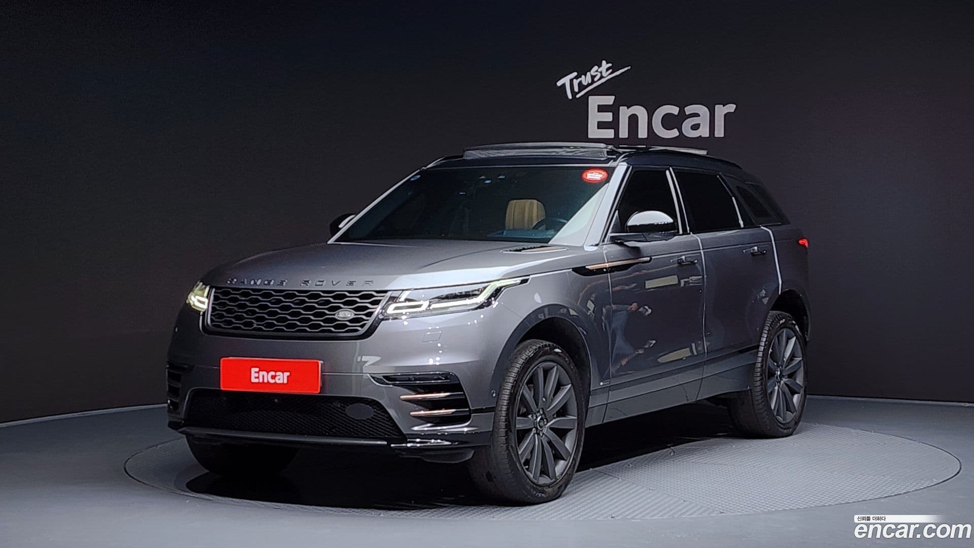 Main__Slider__Photo:Range Rover Velar Land Rover 2019.3-0