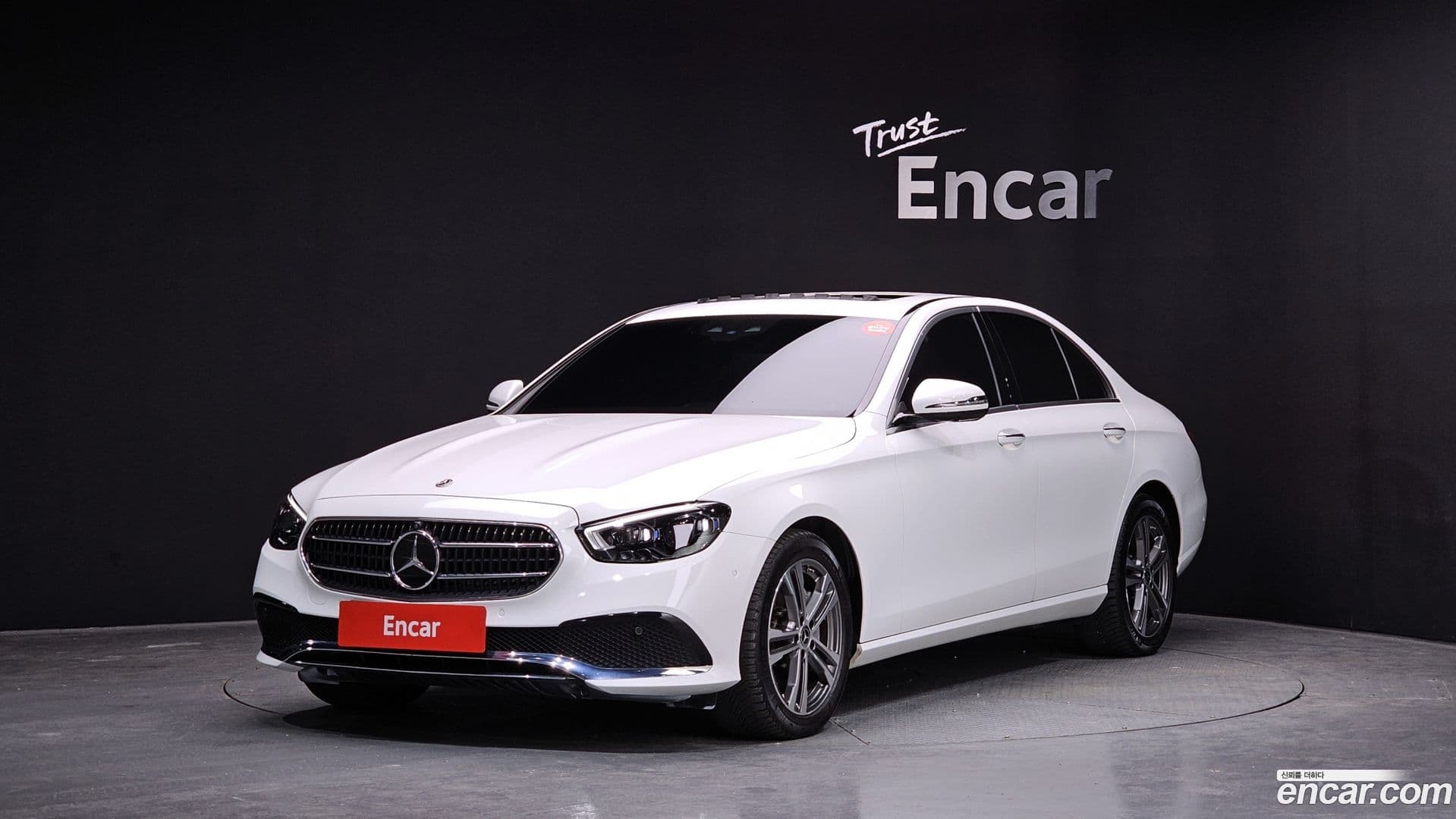 Main__Slider__Photo:E-Class Mercedes-Benz 2022.4-0